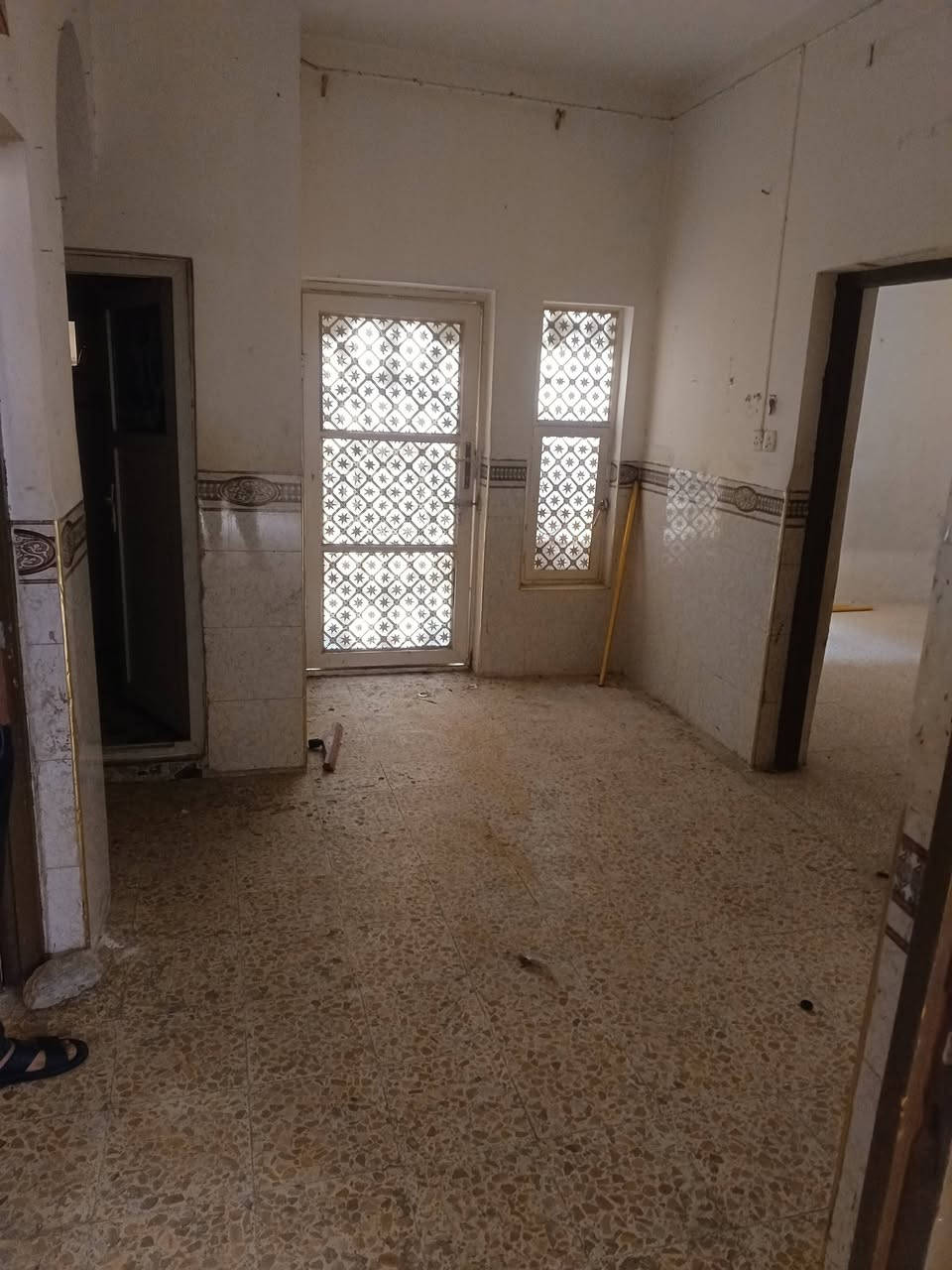 سلام عليكم 
بيت الايجار بحي الجامعه 
100متر طابقين 
3غرف نوم 
وستقبال ومطبخ وصاله وحمامات
يجاره 400 
***********
