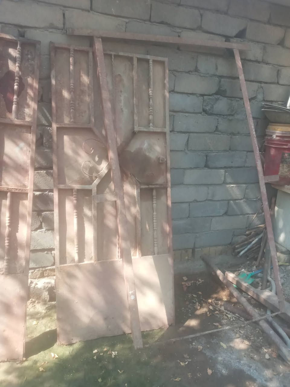 باب طلاكتين ثقيل وقوي نضيف ما بيعه شي  يحتاجله بس صبغ  طول مترين والعرض متر و10للبيع مكاني سوق الشيوخ *********** انطيني سعر بيه وبل عافيه عليك
