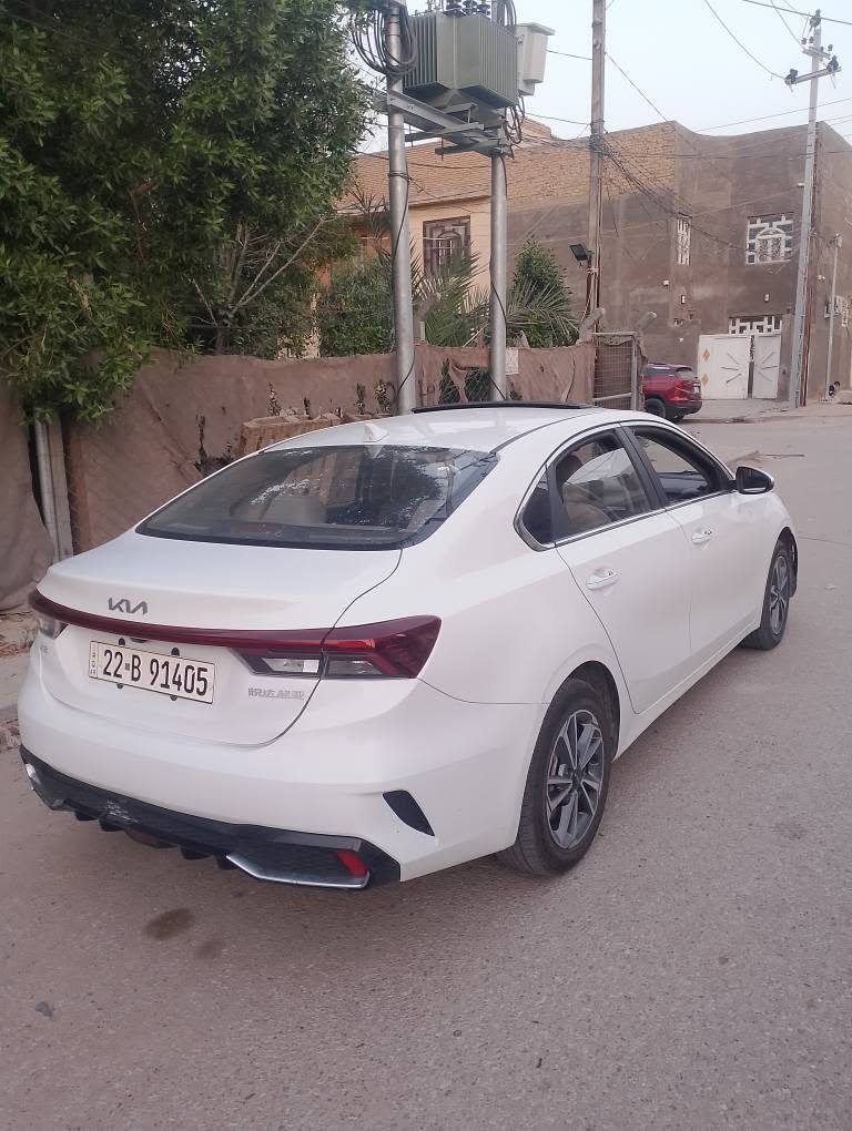 السياره k3 مديل 2022 جديده وجاهزه من حداديه وكير ومكينه ومنظومه تبريد جديده وتبريدها ثلج وباتري وتايرات جدد 
السياره بيها قطعتين صبغ بالدور مال جاملغ الخلفي والباب السعر 125 وبيها مجال
*********** النجف, العراق
