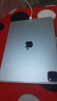 ايباد 11برو.    M2 جيل رابع 11انش كارتونه بطاريه 87 ذاكره 128 بيع او م...