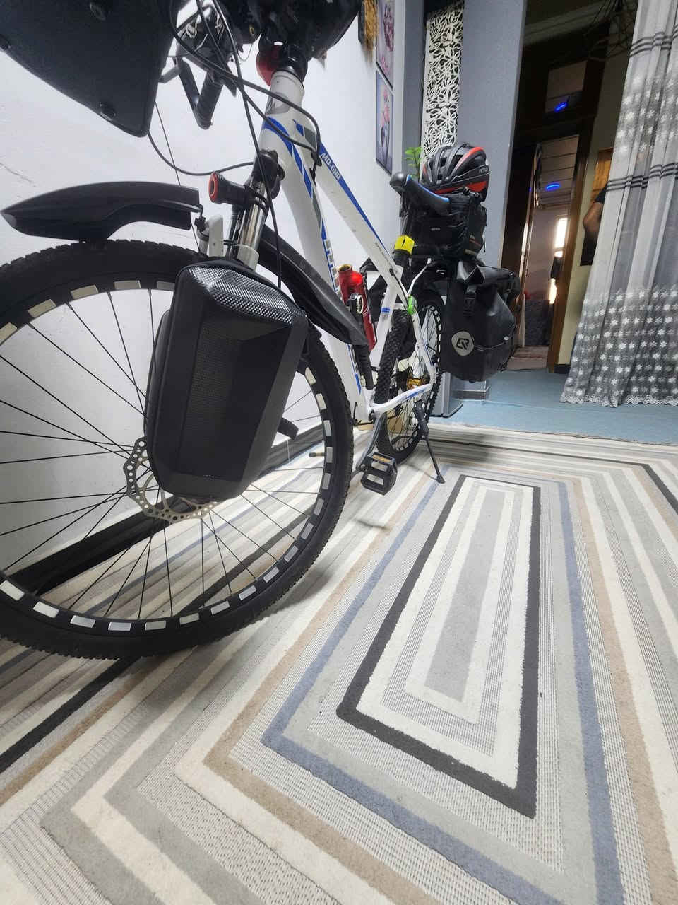 🚲 دراجة هوائية MTB للبيع
🔹 الشركة: MINGOI
🔹 النوع: Mountain Bike / جبلي
🔹 المقاس: 26 إنچ
🔹 فرامل ديسك أمامي وخلفي
🔹 گيارات متعددة
🔹 مساعد أمامي
🔹 إطارات CST MTB
🔹 الدراجة مجهزة بشنط سفر أمامية وخلفية + حامل أغراض
🔹 وياها خوذة
🔹 الحالة: جيدة وجاهزة للاستخدام
💰 السعر: 350,000 دينار عراقي
📍 المكان: كربلاء
الرقم ***********

