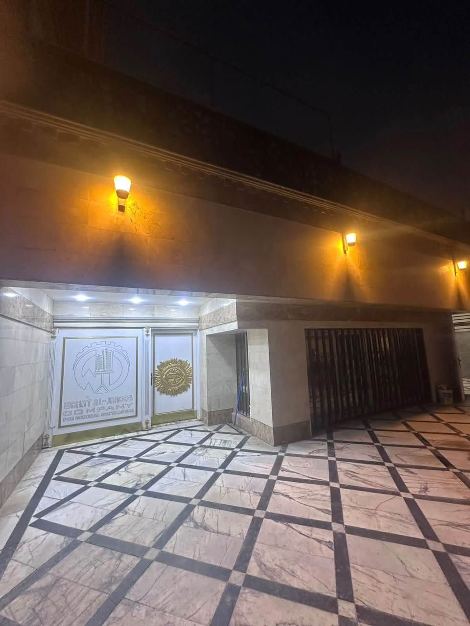 إعلان دار للإيجار - العرصات الهندية ✨
فرصة مميزة للسكن في موقع حيوي وراقي جداً، 

فرع معجنات الطاحونة.المساحة: 450 متر.

الحالة: مؤثث بالكامل (أثاث راقي).

التصميم: 5 غرف نوم | 2 صالة واسعة | 3 حمامات

📱 للمعاينة وتفاصيل السعر، يرجى الاتصال

 بـ:المهندس مهيمن اللامي: 

***********
