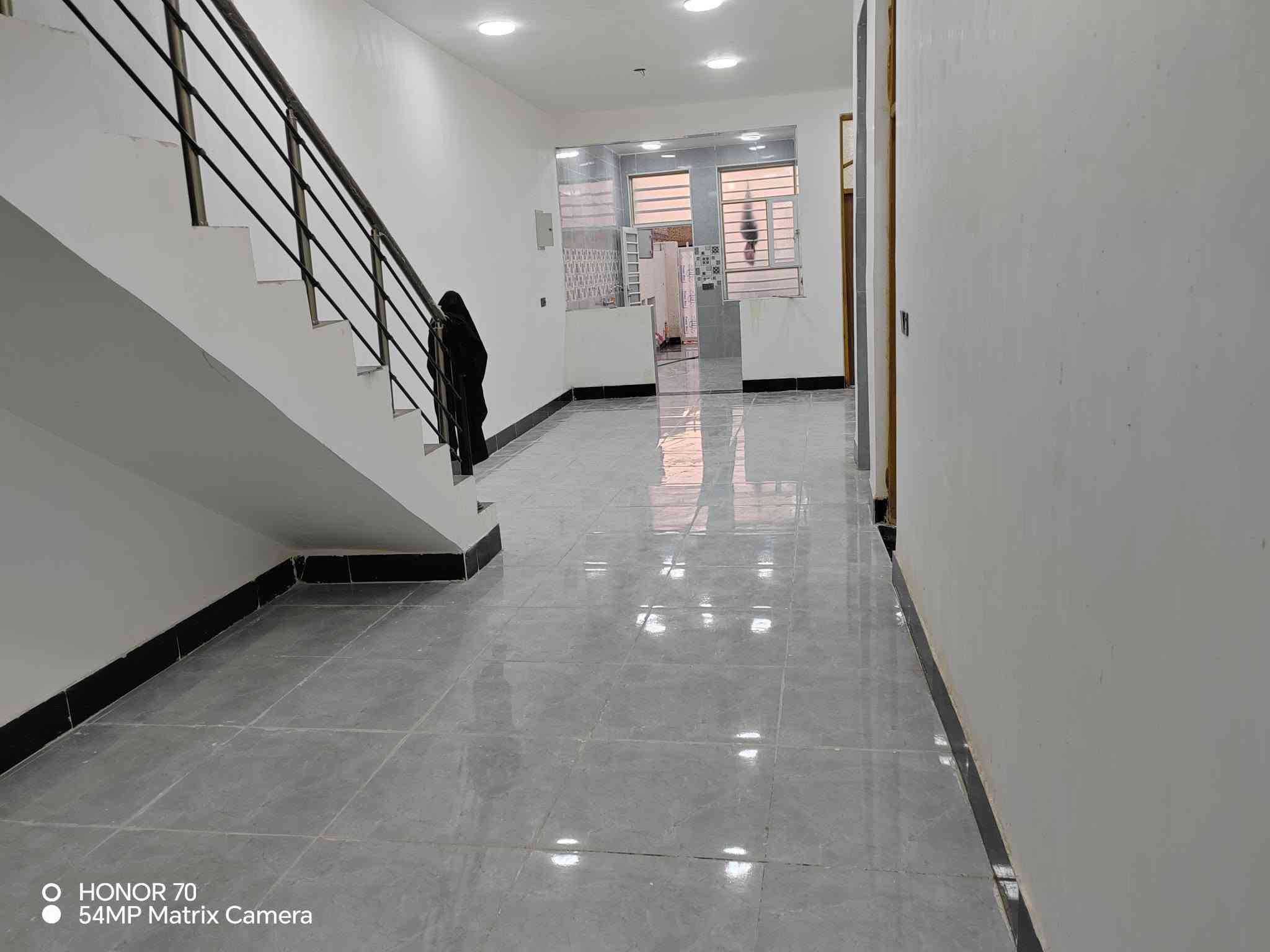 بيت للبيع او مراوس في الحكيم يم معمل الاوكسجين فرع اسواق الحاج حسن عليوي مساحه 190 فرع عرضه 10 امتار يتكون البيت من استقبال ومطبخ وهور وغرفتين وحمام وصحيات خاريجيه/ الاستفسار على رقم/***********/ او مراسله على الخاص

نص مكتوب في الصور:
- HONOR 70 54MP Matrix Camera
- HONOR 70
- 54MP Matrix Camera
- O HONOR 70