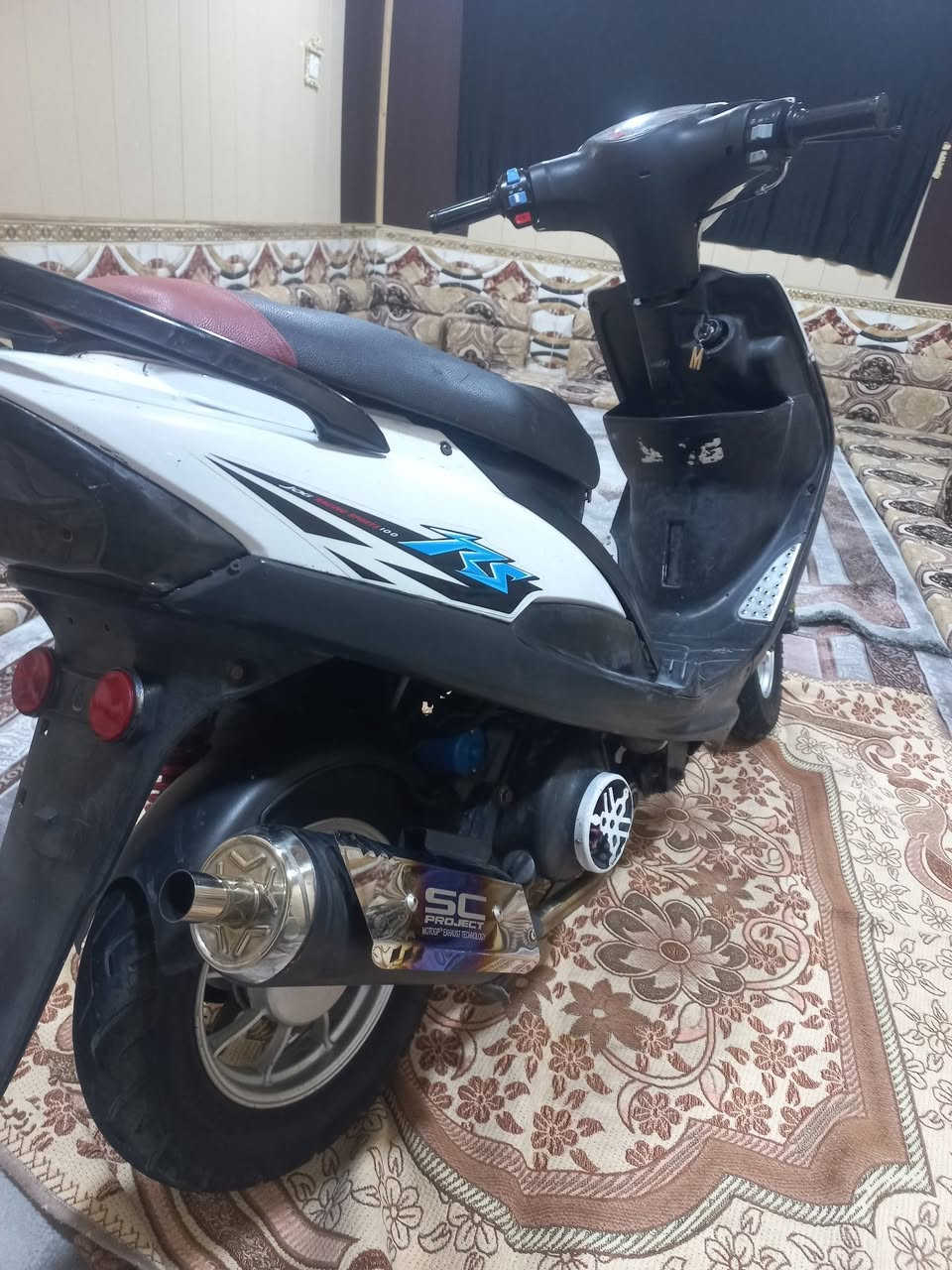 سلام عليكم ماكس عدله
دراجه مفتوحه مره وحده بوشه ٥٥ 
شيال رياضي 
وياله رياضي
قبق فلاوين رياضي
دراحه كفراته مختمه
 كهربائيات كلها شغاله حته كيج بانزين
عنواني بصره زبير
سعر ٦٥٠ وبيها مجال 
رقمي ***********
