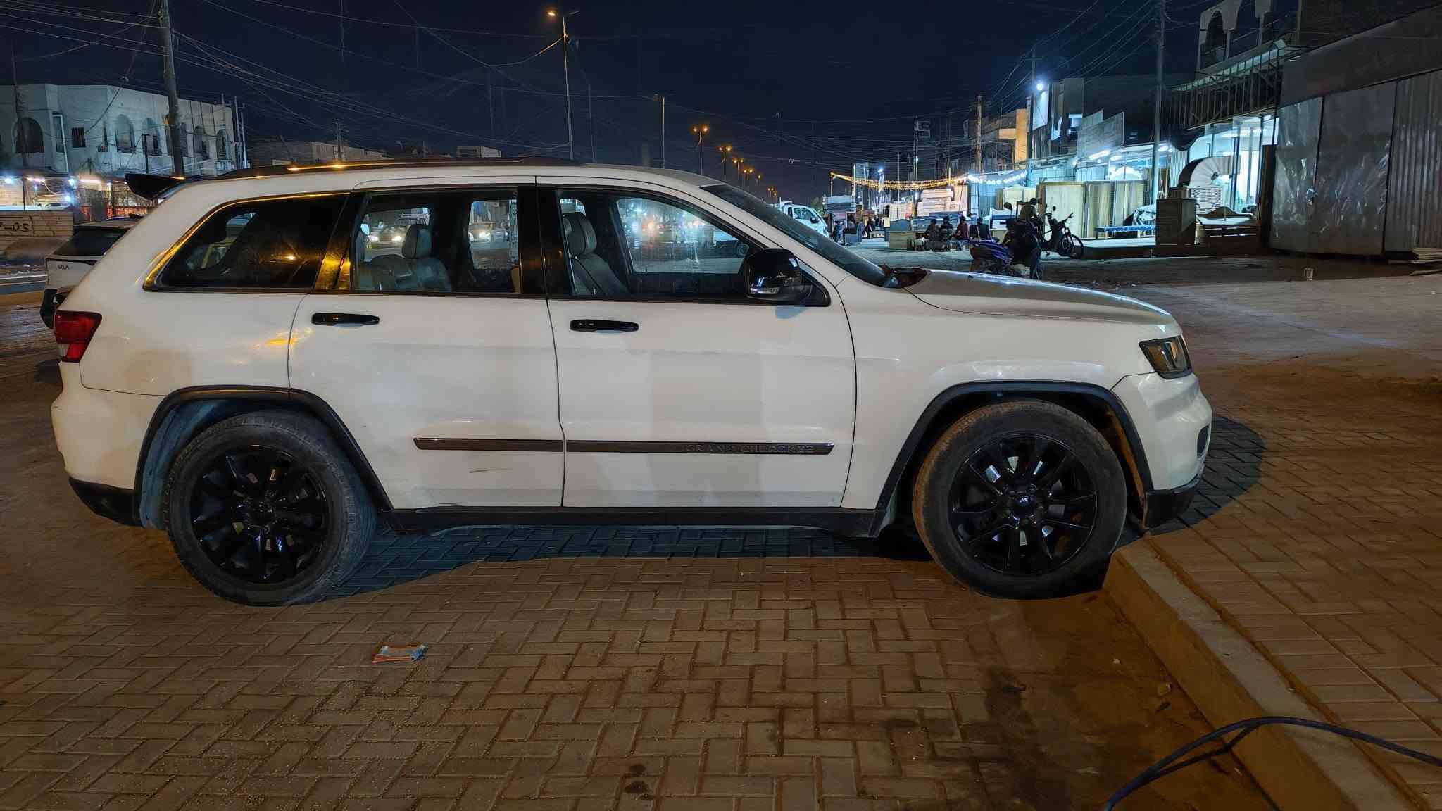 السلام عليكم  للبيع جيب لاريدو أوفر لاند هيمي 8 V  فور ويل  كشنات كهرباء  سقف بانوراما كشر بلادي  بدون حادث محرك وكير بحالة جيدة جدا لاصرف ولا حماوة   السيارة بسمي التحويل ثاني يوم  رقم بغداد  سعر البيع على الخاص ***********  بغداد الكرخ شارع قطر الندى
