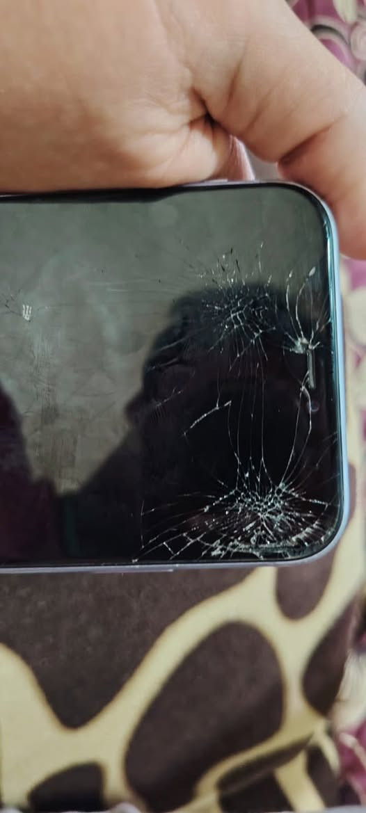 السلام عليكم ايفون 11 عادي بلادي ما مفتوح 
بطاريه 79🔋✅
ذاكره 128✅
بي هاذي الشروك وخطوط بل شاشه ما ماثرات عل لمس
السعر 190
هـ ***********

