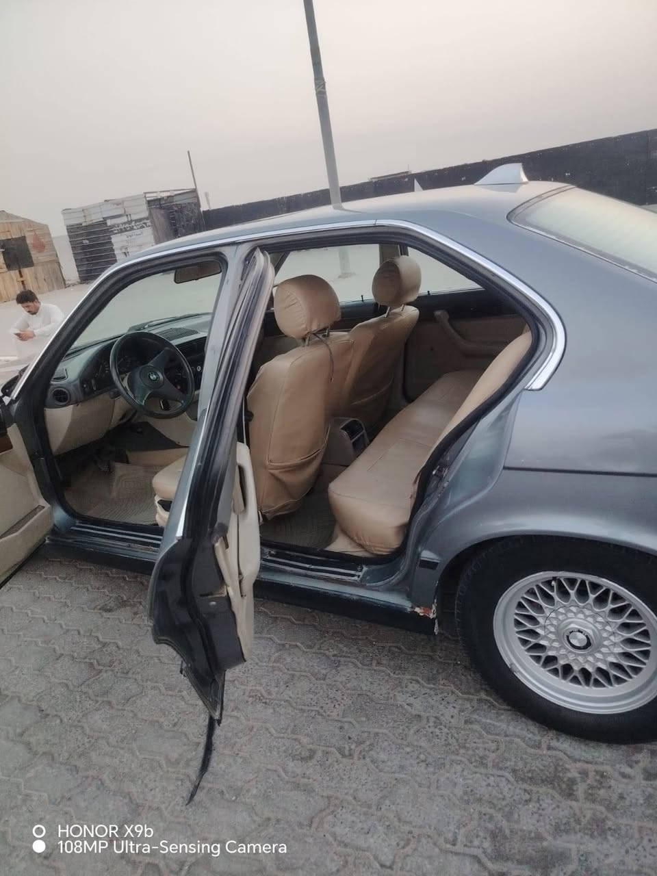 السلام عليكم بي ام موديل 91 حجم 525 المرغوب
سياره جديده جداً محرك فيفيتي 3000 تبريد تدفئه 
گير كله كفاله رقم انگليزي بسمي مصبوغه جماليه 
بدون دواخل تخم داير سياره جاهزه من كلشي
مكان السياره بصره السعر 47 وبيها مجال قليل
***********
***********

نص مكتوب في الصور:
- O HONOR X9b
- 108MP Ultra-Sensing Camera
- O HONOR X9b 108MP Ultra-Sensing Camera
- HONOR X9b 108MP Ultra-Sensing Camera