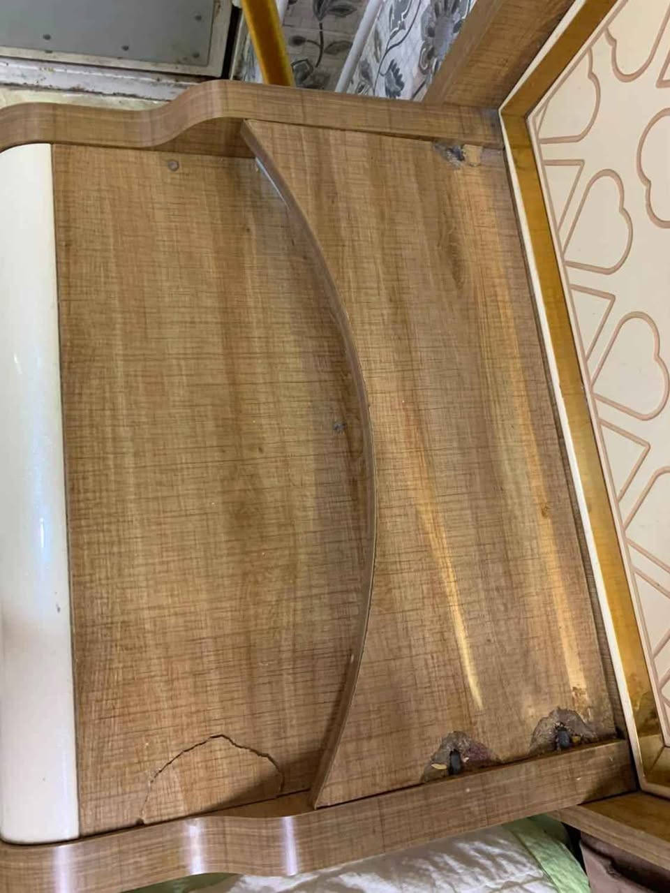 ‎للبيع غرفه تركيه ضخمه عشر قطع 
نضيفه يحتاج تبديل دبلات جربايه فقط 
 للاستفسار ***********‎ النجف, العراق
