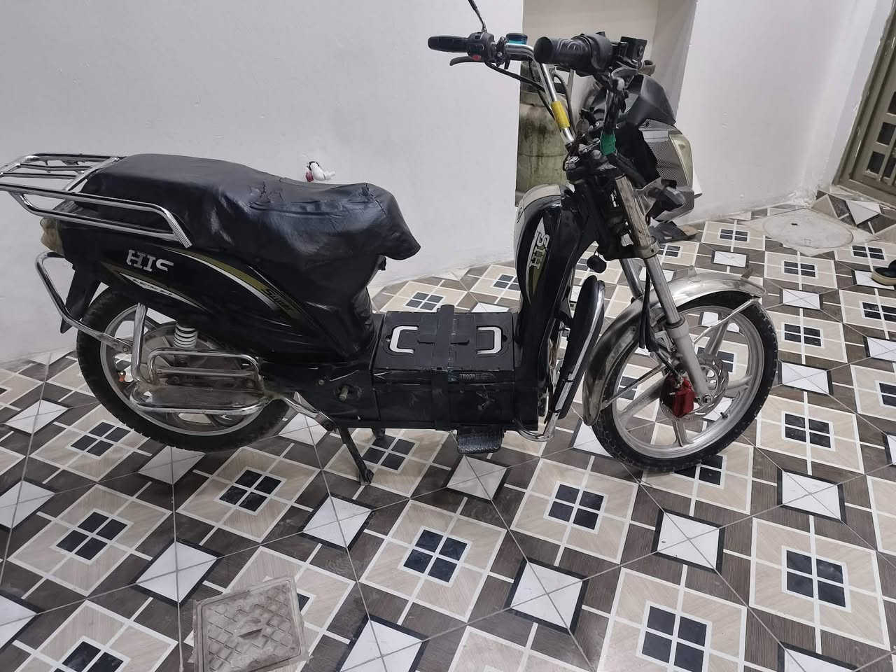 للبيع موطور هارلي بطاريات 🏍️
الموطور نظيف وحلو مثل ما مبين بالصور، يقرن 9 ونص، الشاشة ما تقره، والبطاريات بيهن نفخة بس نظيفات.
الموطور موجود بالفلوجة.
السعر: [300]وبي مجال لطيبين 
رقم واتساب ***********

