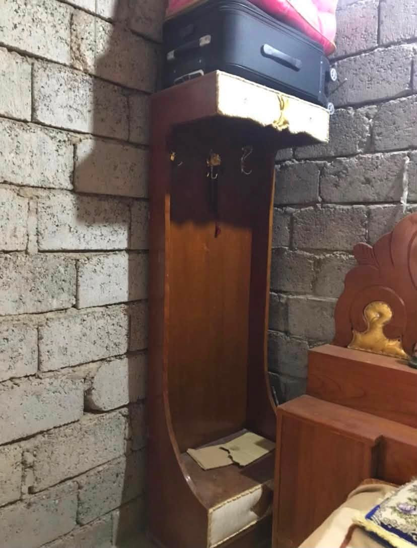 سلام عليكم 
غرفة نوم للبيع
الغرفة تحتوي على 
زاوية وتخت ومراية 
المكان موصل الجانب الايمن 
رقم الهاتف ***********
السعر 275الف وبيه مجال للطيبين

