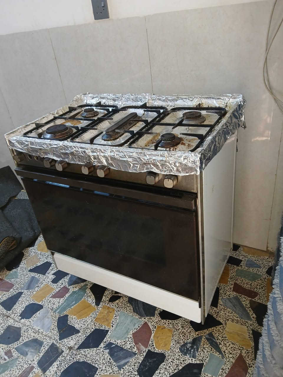 طباخ عشتار كامل شغال فرن شغال هم لبيع رايده ٧٥ وبي مجال شراي اتصل مكاني بغداد الشعله ***********
