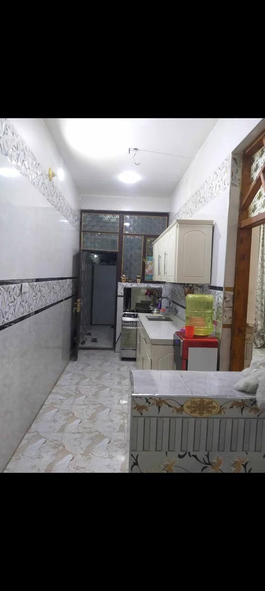 السلام عليكم
بيت للبيع مساحه  108
واجهه 6   ولنزال 18
البيت مدخلين عل مطبخ وعل استقبال
البيت  بناء جديد مو قديم قاط واحد زراعي 
غرفه نوم وحولي وستقبال ومطبخ وصحيات
مكان بغداد الشعب  نهايت شارع الصحه شارع ابو ماهر 
الاتصال ***********

