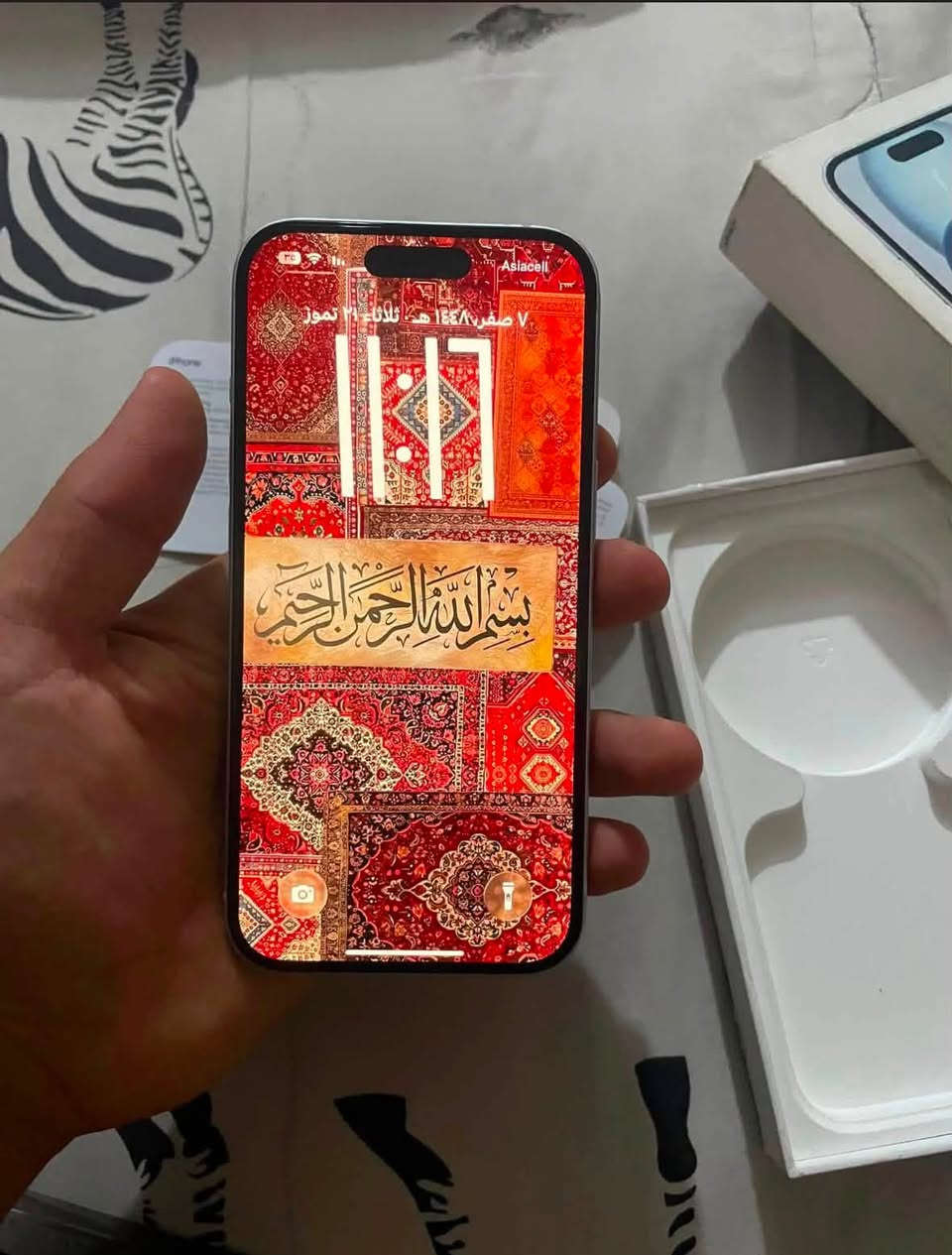 سلام عليكم ايفون ١٥عادي ذاكره ٢٥٦ بطاريه ٧٩ الجهاز شرق اوسط دبل سيم كارت ZAA الجهاز مكفول من كلشي وغراضه كامله الجهاز نضيف فقط بي هاذا الكسر الصغير كلش بل طرف وصلا ما يبين بس حته ما اتفاشل ويا المشتري الجهاز مكفول الجهاز للبيع او مراوس سعر ٦٧٥ وبي مجال جدا بسيط رقم *********** عنوان كربلاء حسينيه جريه
