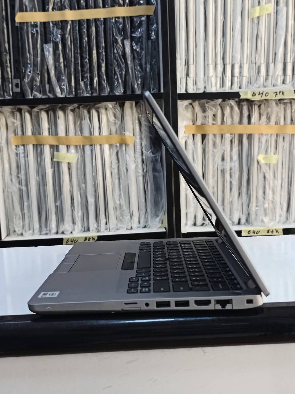 DELL LATITUDE 5410 🔴🔴🔴 
المعالج كور اي 5 الجيل العاشر 
الرام 8 كيكا DDR4
الهارد 256 كيكا m.2
حجم الشاشة 14 
ضمان 10 ايام استبدال في حال وجود مشكلة 
متوفر توصيل لكافة المحافظات 
السعر 285 الف شامل التوصيل 
للتواصل و الطلب خاص او واتساب ***********
