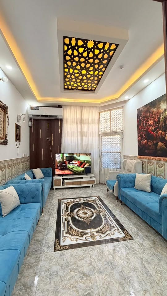سلام عليكم عندي بيت بكربلاء ١٠٠ متر  للبيع ب ١٧٥ وبي مجال مكون من ٤اربع غرف نوم  استقبال صاله مطبخ صحيات  يبعد عن الحولي مال مشايه شارع ابو مهدي المهندس حوالي  ١٠٠ متر  حي سومر حي نواب شارع العربض ١١ متر عرضه اعرض شارع بحي النواب جاهز زراعي سند ٢٥ 
يبعد عن الامام الحسين (ع)  ٤ كيلو متر يصلح حسينيه  او سكن 
الاستفسار *********** . 
الكاع اصوليه تابعه الى السيد فوزيه البهادلي معروفين
