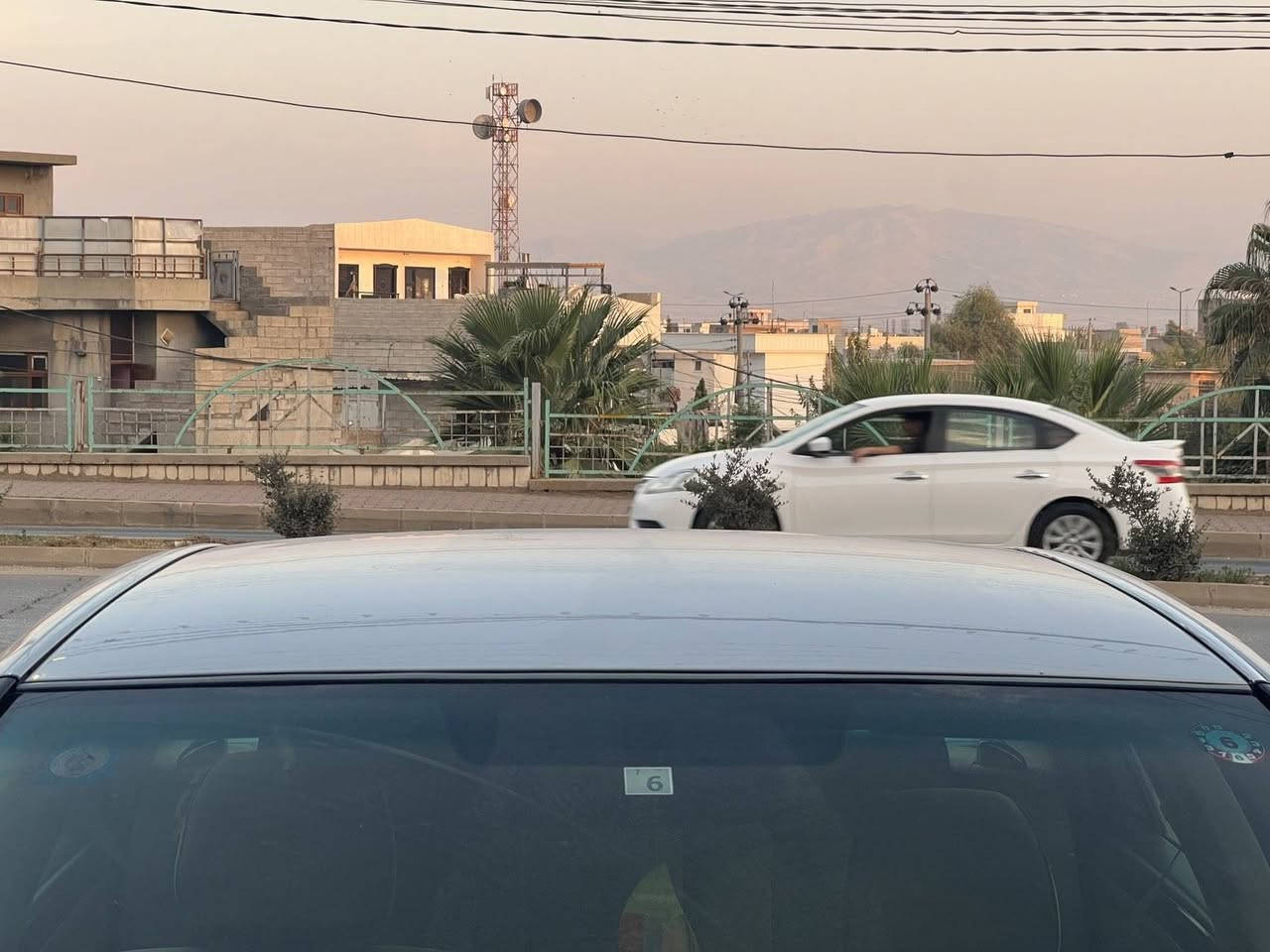 سەرەتا بە تاوی خودا 
شاهینە 2005 ڕۆیاڵ ساڵۆن 
ناوزەرد دوو دوگمە 
گێڕو مەکینە گەورەی ١٨٢ 
کۆدی هەیە مەوجودە 
سەقفو کەڤەرو شەنسیو داعمو لێدراوی گێڕو مەکینە بەشەرت
ماشەڵا سەیارەکە تا بڵێی جوانە سەقفی وەک شوشە وایە سەیارەکە چاڵو شوختی نیه بە هەموی دوو چاڵی تیایە لە لاشەیا دیارە لە ڕەسمەکە سعریشی 47 ماعنەلەیەکی برایانە مشتەریت لە خزمەتان 
ژ.م *********** السليمانية, العراق

نص مكتوب في الصور:
- ***********
- *********** ***********