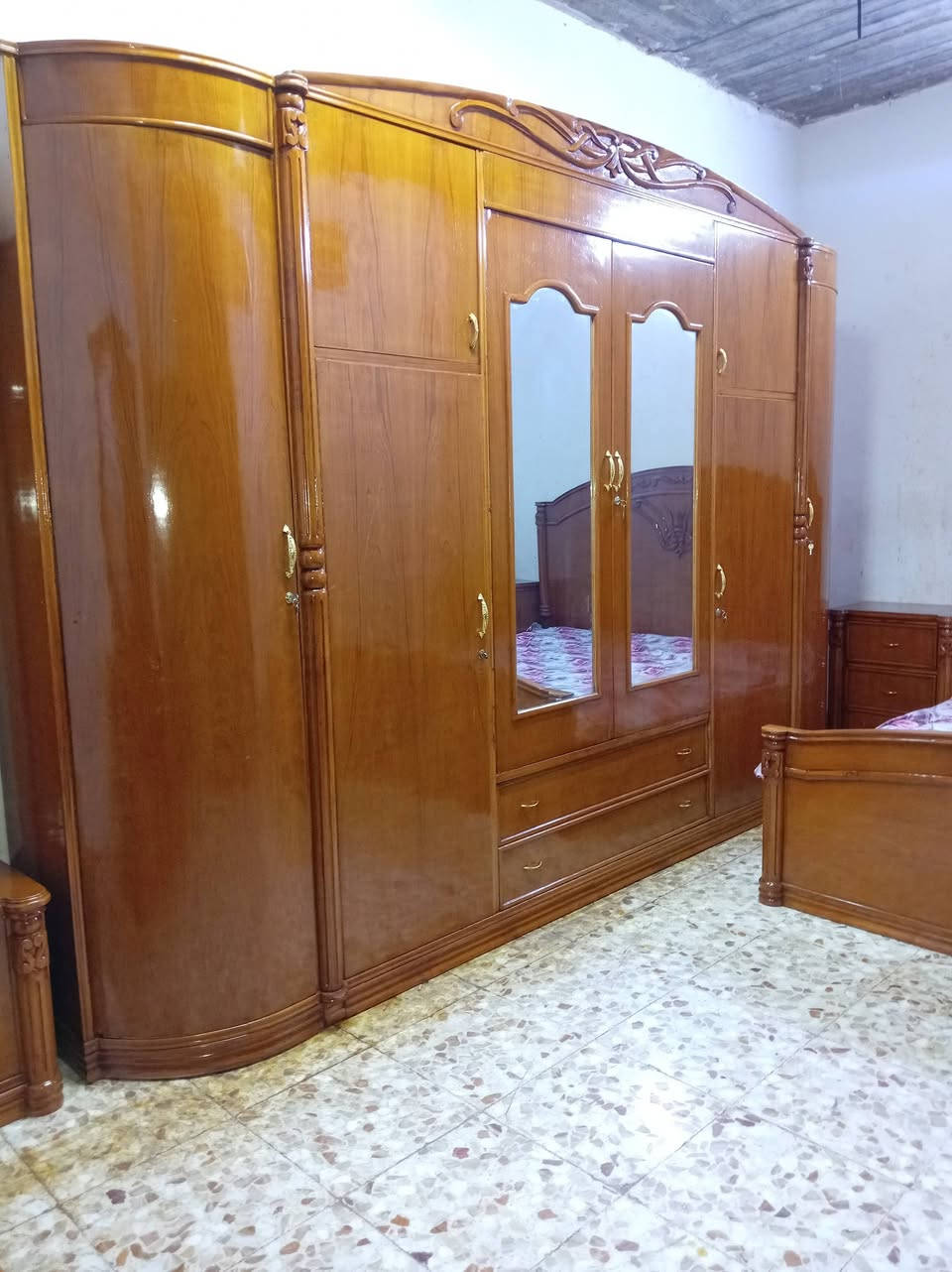 مكلف بلنشر غرفه تسكام نجاره صاج زان مصري900 وبيه مجال مكانه حله للاستفسار الاتصال بلرقم ***********
