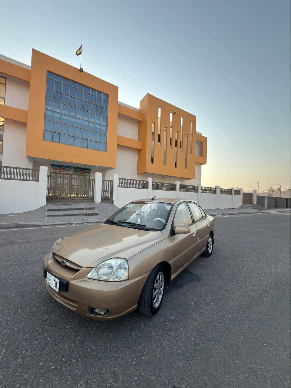 السلام عليكم 
شباب 
عندي ريو 2005
خليجية داخل بيجي 
محرك وكير وحدادية 
مال حاوية 
معمرة وجاهزة مجهزة من كلشي 
رقم نجف صدامي  
مكاني نجف مجمع بيتي 
اريدها 43  وبيها مجال للشراي 
للأستفسار 
*********** النجف, العراق
