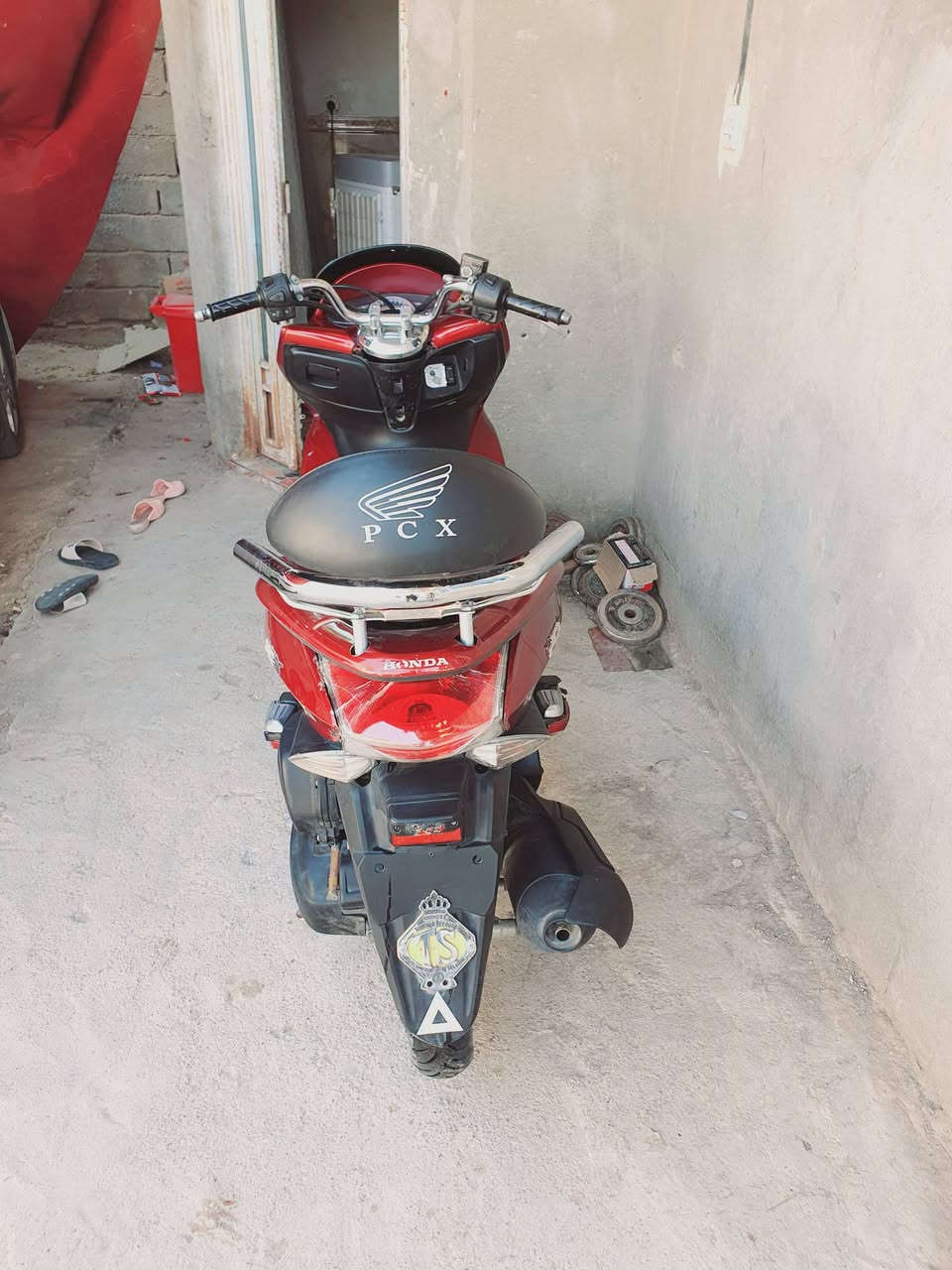 السلام عليكم pcx جيل الاول JF ياباني اصلي مكينه 125 للبيع او مراوس حسب القناعه ***********
