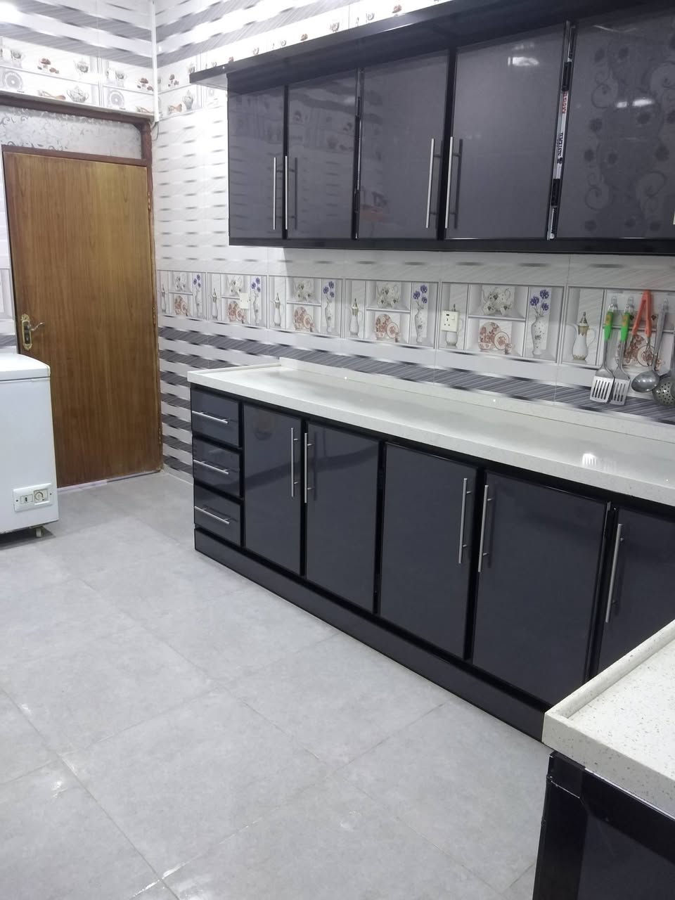 دار للبيع  طابق ونص في منطقه حي الصديق طابو صرف بأسمي قرب شارع المطار بضهر جامع الحليم الي على شارع المطار رقم العقار ١٠٣١ مساحه ١٥٠ متر ٧ونص في ٢٠ يحتوي الطابق الأرضي على گراج كبير استقبال ٦ونص في ٤ مطبخ ٣في٤ ونص حولي درج  ٦في٥ غرفه ٥ في ٤ وصحيات خارجيه وداخليه
حمام ١٧٥  في ٢٧٥  منور ١٧٥ في ٤ الطابق الثاني غرفه نوم ٥ في ٤ بيتونه كبيره  وحمام سقفهن سندويج واكو غرفه اضافيه للأطفال سندويج بنل للاستفسار أكثر *********** واتساب
***********كورك
