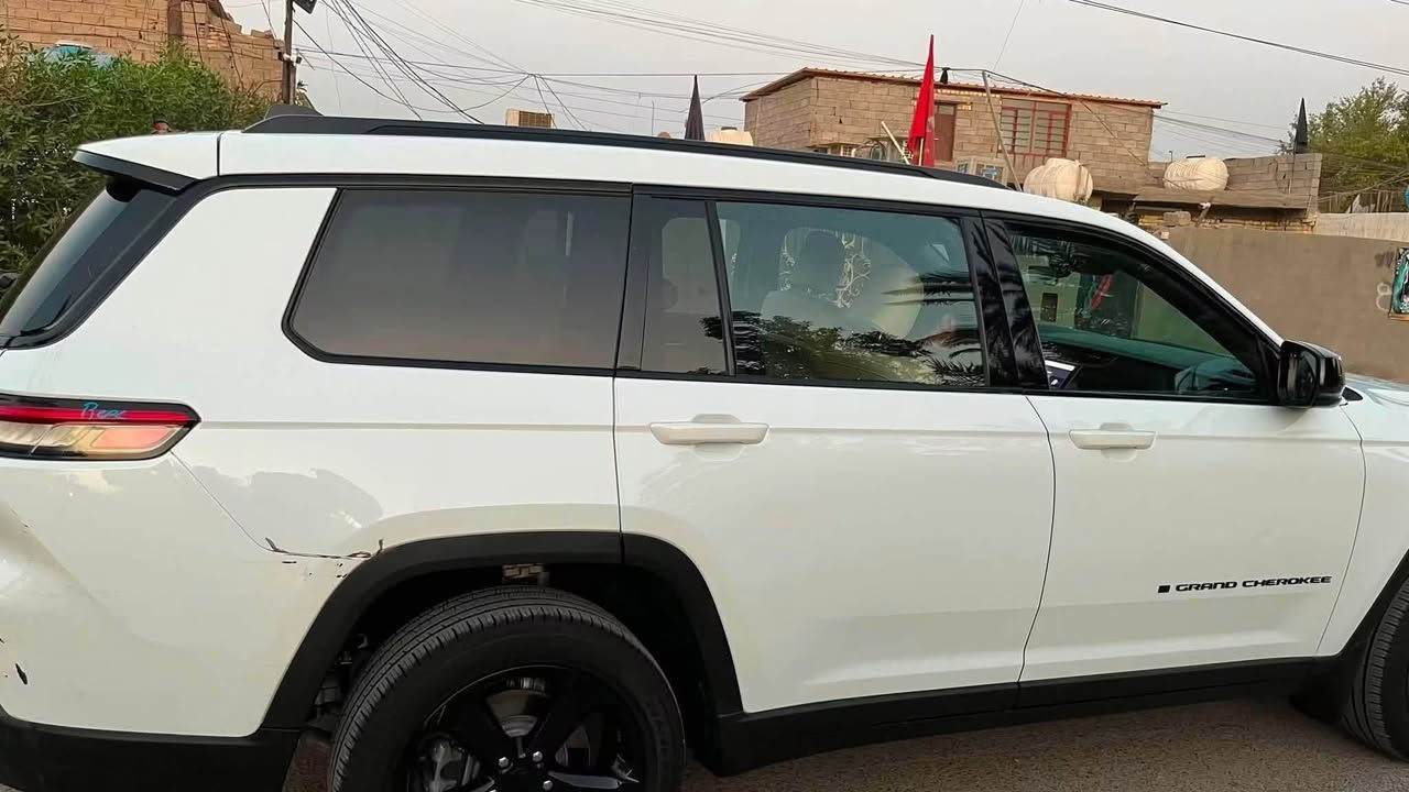جيب كراند شيروكي 2025لميتد 1C4RJKBG5S8715760رقم الشاصي
• الموديل: جيب جراند شيروكي L Limited 2025

• عدد المقاعد: 7 ركاب (3 صفوف)

• المحرك: 3.6 لتر V6 بقوة 293 حصان

• ناقل الحركة: أوتوماتيك 8 سرعات

• نظام الدفع: رباعي (4×4)

• اللون: (ابيض )

• الممشى: (7191mi)

• وارد: (أمريكي )

• الحالة: ممتازة جداً، 

المواصفات:

✔️ شاشة وسطية 10.1 إنش

✔️ شاشة عدادات رقمية 10.25 إنش

✔️ Apple CarPlay و Android Auto

✔️ دخول وتشغيل ذكي (بصمة)

✔️ مقاعد جلد

✔️ تكييف ثلاثي المناطق

✔️ حساسات أمامية وخلفية

✔️ كاميرا خلفية

✔️ مثبت سرعة ذكي

✔️ نظام المحافظة على المسار

✔️ نظام مراقبة النقطة العمياء

✔️ شاحن لاسلكي

✔️ جنوط ألمنيوم

✔️ 8 وسائد هوائية

السيارة بحالة ممتازة وجاهزة للفحص في أي مكان.

للاستفسار: (***********)
واتساب
