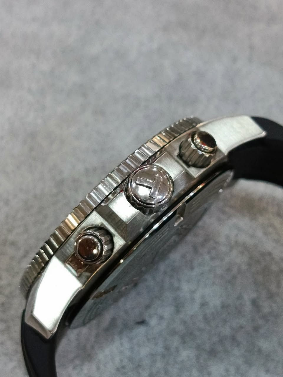 تيسوت سي ستار … Tissot C Star
الصناعه : سويسري اصلي 
الحركه : كرنو گراف 
المواصفات :
ساعة تيسوت سيستار 1000 ستانلس 
          ستيل قفل بحري ارقام لمينوس 
         مينه مميزه جدا كالجديد مع 
         المرفقات كافه 
القطر : 45 m تقريبا 
السعر 260 $ … علما ريتيل الساعه 
           مايعادل 500 $ 
التواصل :
خاص ( ماسنجر ) 
او …. إتصال مع واتساب ***********  

#البصراوي 
#للساعات
#للمتميزين
#فقط
