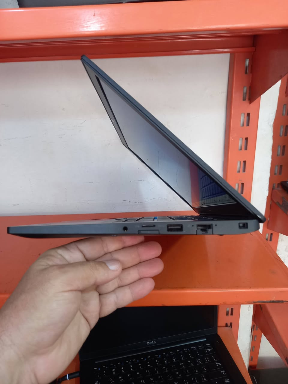 الشاشة لمس
لابتوب دل dell 
المعالج كور اي 7 الجيل 6
الهارد    256 ssd 
الرام 8.  ddr4 
كارت الشاشة  4  شير 
حجم الشاشة  14 لمس 
الشاحنة اصلية 
يحتوي على منفذ تايب سي للشحن او نقل البيانات
نظام التشغيل ويندوز 10 عربي انكليزي 
الملحقات شاحنة وجنطة 
السعر  225
***********
***********
يوجد توصيل

متوفر 
تتوفر مجموعة لابتوبات بأسعار مناسبة ومواصفات
