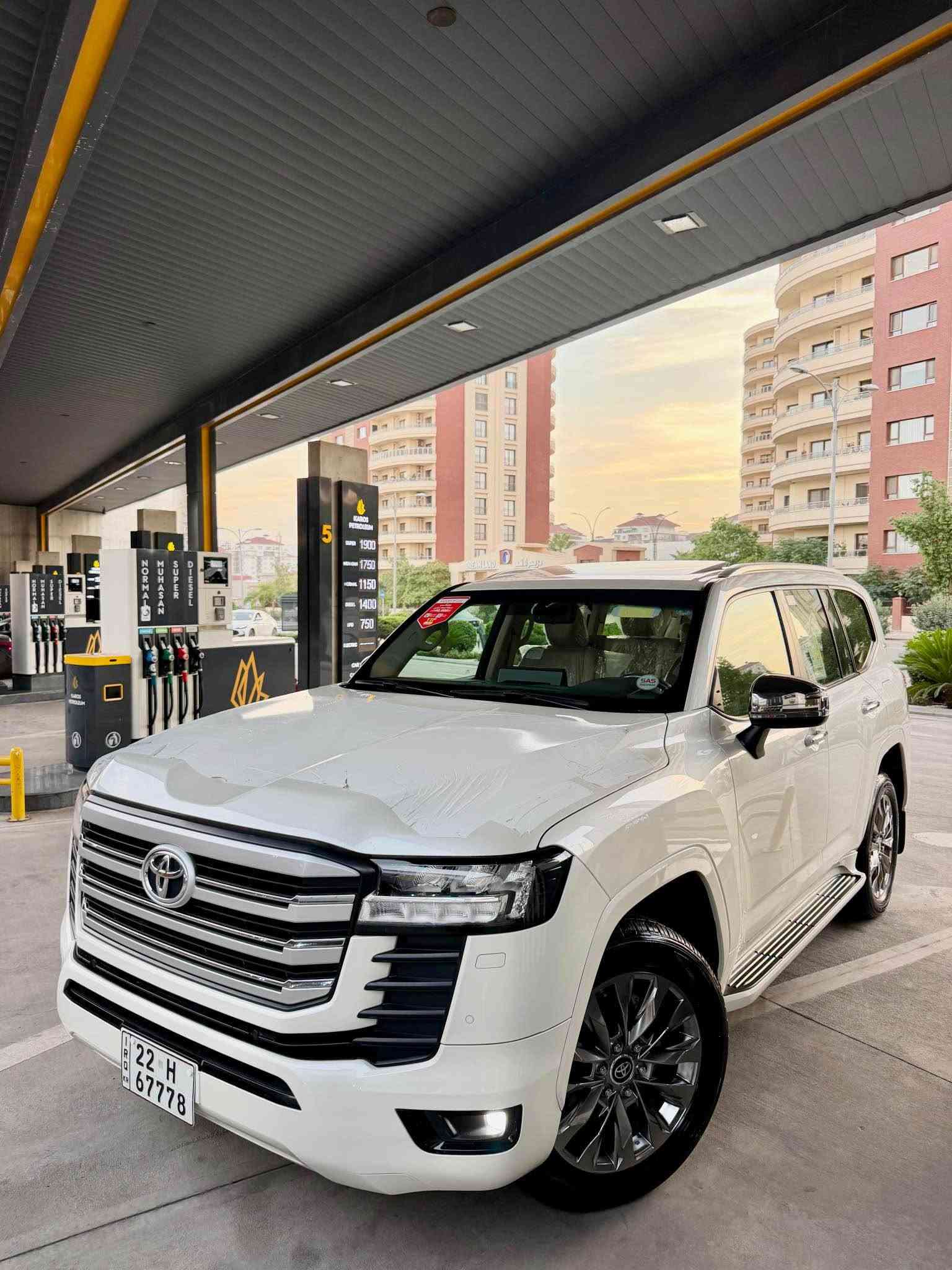 لاندكروزر GX.R • ٢٠٢٢ • ٦٠٠٠٠ كم