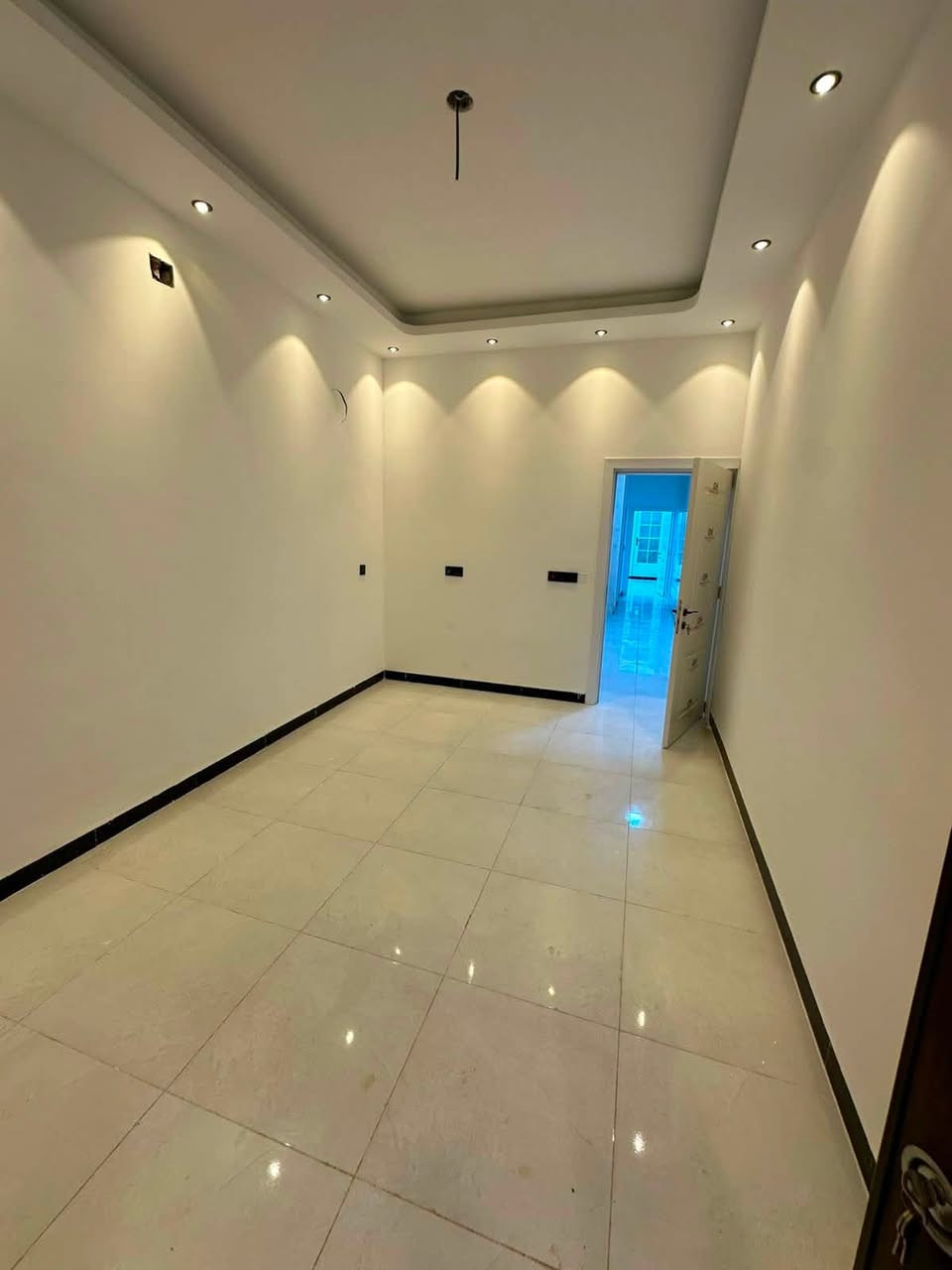 ￼ بيت 75 متر الواجهة أربعة إلا ‫ربع ونزال 20 يحتوي على ثلاث غرف نوم وصالة وحاولي وخدمات ومطبخ حي الجهاد ديوان مخابرات قريب على صيدلية الياقوت إن سعر 185 بي مجال استفسار ***********
