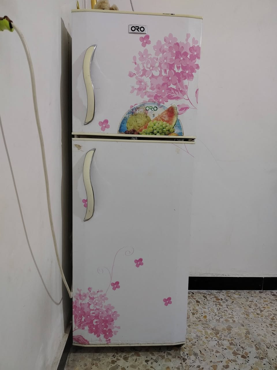 ثلاجه نضيفه بروده فول للبيع ب ١٠٠ وبيها مجال للشراي ***********
