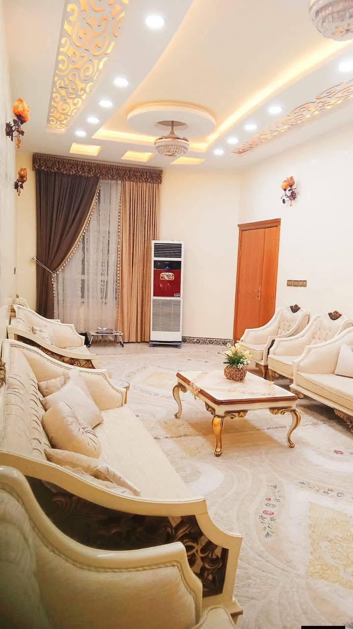 🏡  دار سكـن للبيـع
📍 الموقع: حي الجوادين – مقابل الضغط العالي قريب من شارع 30
📐 المساحة: 285 متر مربع
واجهة البيت 12.5
مواصفات الدار:  طابقين بناء حديث كونكريت مسلح سقوف جبس بورد وسقوف ثانوية 
أرضية الطابق الارضي مرمر والطابق الثاني بورسلين
 استقبال كبير 
7 غرف
مطبخ
3 صالات 
صحيات داخلية 4 وخارجية 1
كراج

📞 للاستفسار والتواصل يرجى الاتصال على الرقم: 
 ‏‪***********‬‏
***********
