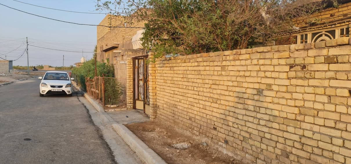 دارللبيع المساحة ١٩٥مترمربع
طابق واحداستقبال صالة مطبخ غرفة نوم 
منور حمام وصحيات خارجية كراج جبير
خدمات كاملة،العنوان جاي من صيطرة المدثرة علىالشارع اول بيت
اتصال ***********
