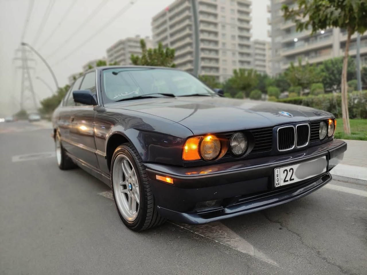 السلام عليكم BMW موديل 1990 كير عادي
سياره جديده بمعنى الكلمه غرفه مخمل اوف وايت كت كامل M حته دوس البانزين والكلج والبريك M سياره بدون ضربه فقط صبغ جماليه هزه وسنويه جدد بسمي تحويل ثاني يوم كير ومكينه خير من الله مكانه بغداد الامين ثانيه   *********** السعر 67 وبيه مجال واذا اكو مراوس افضل
