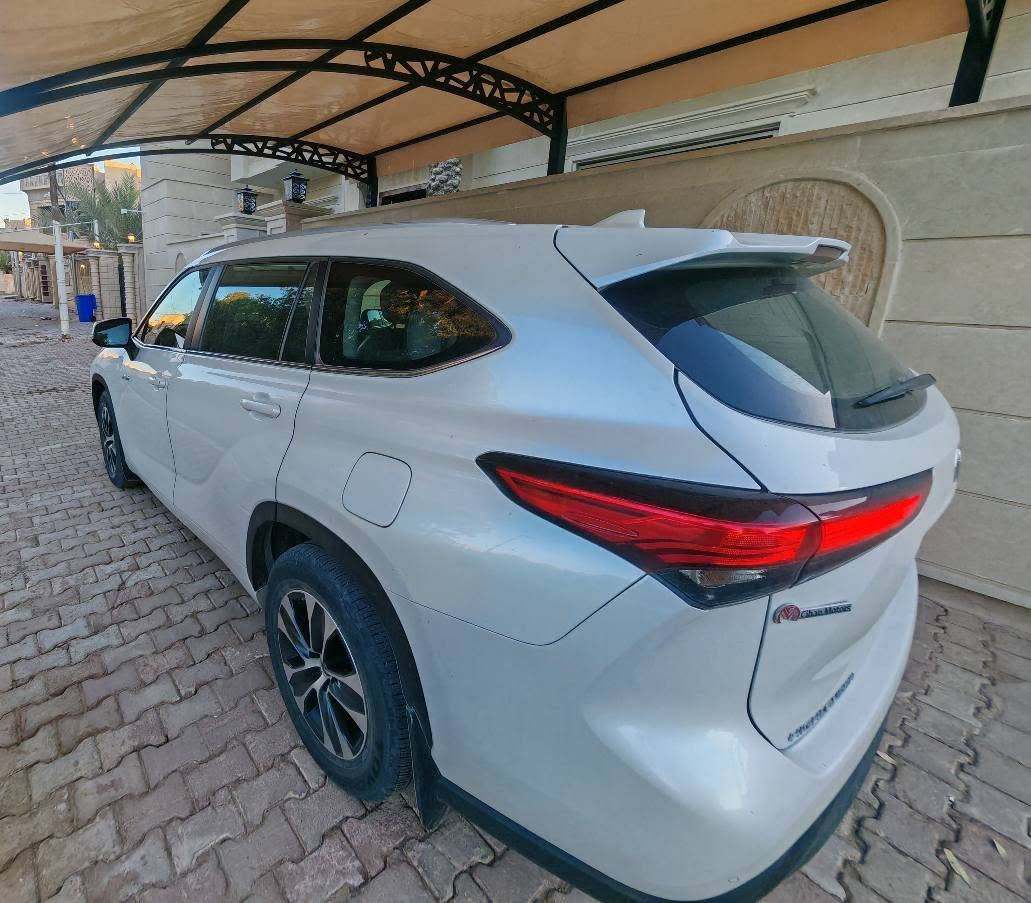 للبيع | Toyota Highlander Hybrid GLE 2023 🚘
إذا كنت تبحث عن سيارة عائلية اقتصادية، اعتمادية، وبضمان الوكالة، فهذه فرصة مميزة.
المواصفات الأساسية:✅ موديل: 2023
✅ الفئة: GLE Hybrid
✅ وارد عراقي – ضمان وكالة جيهان
✅ ضمان بطاريات الهايبرد لمدة 8 سنوات
✅ صناعة أمريكية حسب المواصفة العراقية
✅ عدد المقاعد: 7 مقاعد (3 صفوف)
✅ الممشى: 40 ألف كم (قابل للزيادة لكون السيارة مستخدمة)
✅ لون ابيض
الحالة:
بحالة الوكالة واستخدام بيت فقط.
نظيفة جداً وجاهزة للاستخدام دون أي مصاريف.
المحرك والأداء:
محرك بنزين 2500 سي سي مع محرك اضافي تعزيزي هايبرد.
اقتصادية جداً في استهلاك الوقود.
نظام دفع رباعي (AWD) مع أنظمة تحكم بالثبات والقيادة مختلفة لوضعيات الطرق.
أبرز التجهيزات:
• رادار أمامي وخلفي.
• فتحة سقف سلايد.
• فتح الأبواب باللمس.
• باب صندوق كهربائي.
• بردات ابواب خلفية بلادي.
• مرايا جانبية كهرباء.
• عداد ديجيتال الكتروني.
• مفتاحان أصليان (بصمتان من الشركة).
• شاشة تدعم Apple CarPlay & Android Auto.
• مقعد السائق كهربائي.
• مقاعد قماش.
• إضاءة LED مع زينون.
• تكييف أوتوماتيكي ثنائي المناطق (منفصل للسائق والراكب) اضافة لقطعتي تبريد منفصل خلفي وامامي.
• فتحات تبريد للمقاعد الخلفية.
• جنوط نيكل ثنائية اللون قياس 18 إنج مع السبير الأصلي (عدد 5).
• إطارات قياس 18 المخصصة لفئة الـSUV.
• ومواصفات إضافية عديدة.
الملاحظات:يوجد خدشان بسيطان ناتجان عن باب المنزل، مع طخة بسيطة جداً في البونيد، ولا تؤثر على السيارة إطلاقاً ولا تحتاج أي مصروف. 
السعر:
💰 369$ قفل قفل.
معلومات التسجيل:
📄 رقم السليمانية باسمي – تحويل خلال يوم واحد.
للاستفسار أو المعاينة يرجى الاتصال او مراسلة واتساب.
*********** تكريت, صلاح الدين
