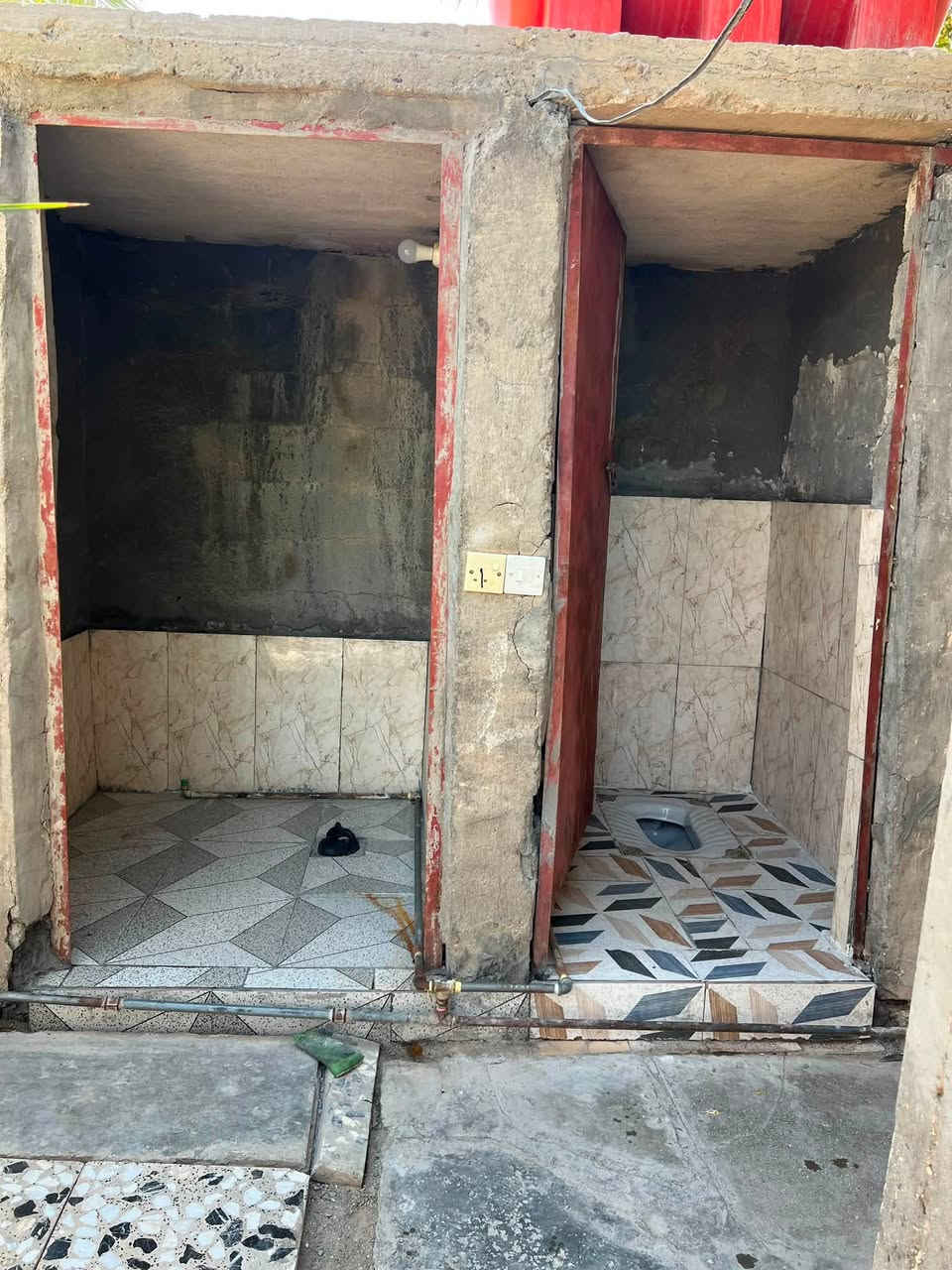 بيت للبيع بحي سكينه مساحه 275 كامل من كلشي 
مضيف وهول وغرفتين ومطبخ وحمامات داخلي وخارجي 
سقف صب السعر خاص او الاتصال على***********

