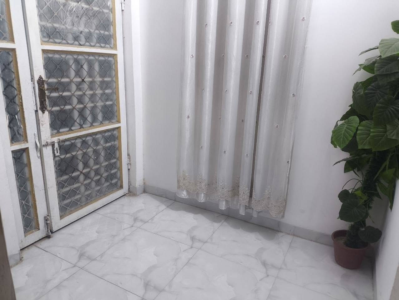 السلام عليكم للبيع بيت بحي المهندسين المساحه 260 غرف نوم ٢ سويت حمام هول ٤/٨ وصاله ٤/٥ ومطبخ حار وبارد ومضيف ٩/٤ بناء طابوك اول شارع حديث السعر ٨٠ بي مجال بسيط اللاستفسار اتصال *********** مراجعه مكتب النوارس شارع مستشفى ***********
