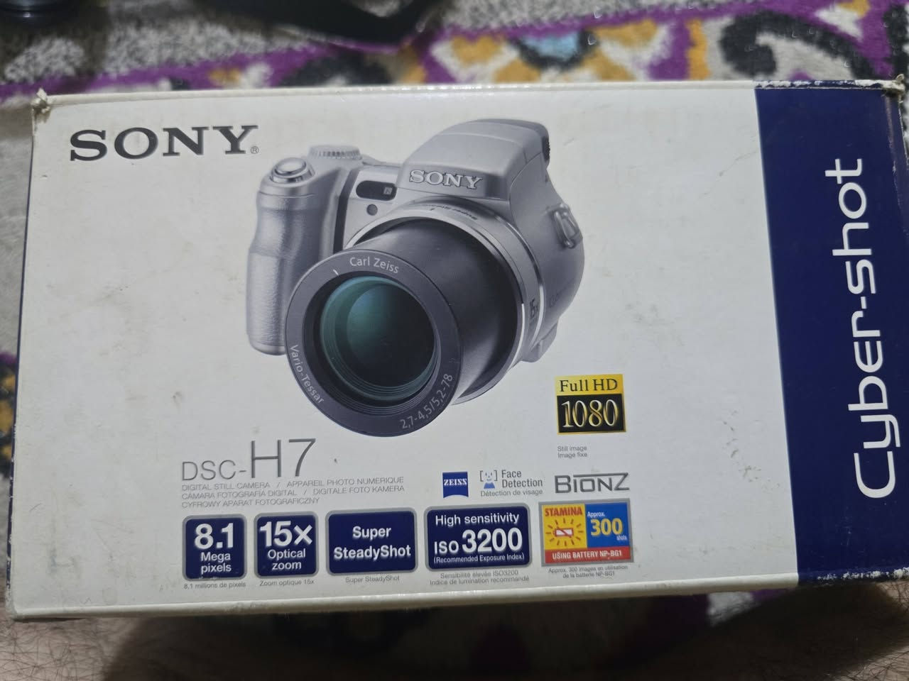 > كاميرا يابانية أصلية Sony DSC-H7 مع عدسة Carl Zeiss الألمانية المشهورة
>
> *المواصفات:*
> 🔹 الدقة: 8.1 ميغابكسل صور صافية
> 🔹 زوم بصري 15x + زوم ذكي 25x يقرب البعيد كلش
> 🔹 عدسة Carl Zeiss Vario-Tessar الأصلية
> 🔹 مانع اهتزاز Super SteadyShot
> 🔹 حساسية عالية ISO 3200 للتصوير الليلي
> 🔹 تصوير Full HD 1080 + خاصية كشف الوجوه
> 🔹 بطارية STAMINA تصور 300 صورة بالشحنة
>
> *الحالة والملحقات:*
> ✅ الكاميرا نظيفة وشغالة 100% بدون اي عطل
> ✅ الكرتونة الأصلية موجودة
> ✅ حقيبة جلد + ريمونت تحكم عن بعد الأصلي
> ✅ هود العدسة + غطا العدسة الأصلي
> ✅ الحزام الأصلي
>
> *مناسبة لـ:* التصوير العائلي، السفرات، الطلاب، والمبتدئين الي يريدون كاميرا احترافية بسعر مناسب.
>
> *المكان:* بغداد - 
> *التواصل:* على الخاص
> *السعر:* [ 170 الف وبي مجال]
الاستفسار   رقم الهاتف ***********
