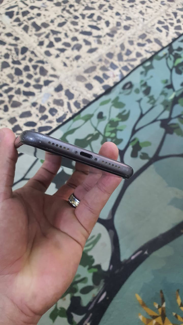 ايفون 11 سعره 160 الف
بطاريته 76 مكسور ضهرة ومبدل شاشه اصليه احسن نوعيه بالسوك 
بيع او مراوس بأندرويد ناصريه مركز ***********
