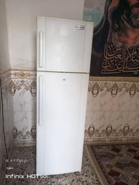 ثلاجه • نضيفه • بيه مجال