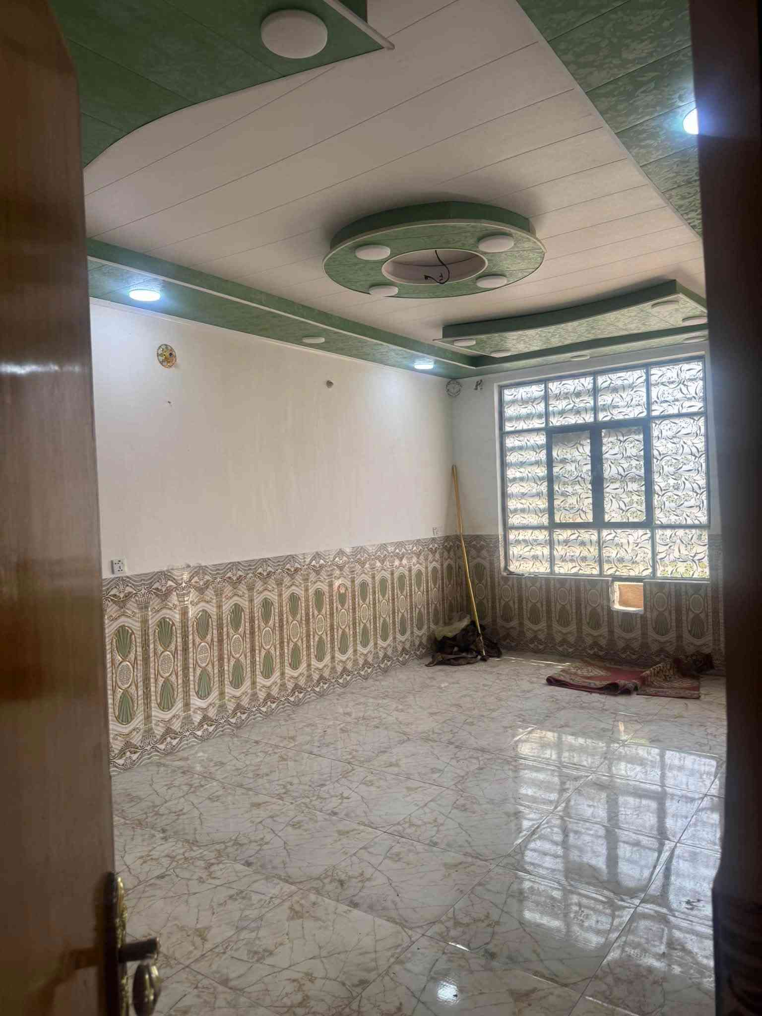 بيت للإيجار ٢٠٠ متر مجمع بيتي الثاني طابق واحد يتكون من غرفة نوم وصالة صالة ومطبخ واستقبال وحديقه سعر الايجار ٣٢٥ شامل اجور الماء والكهرباء اتصال ***********
