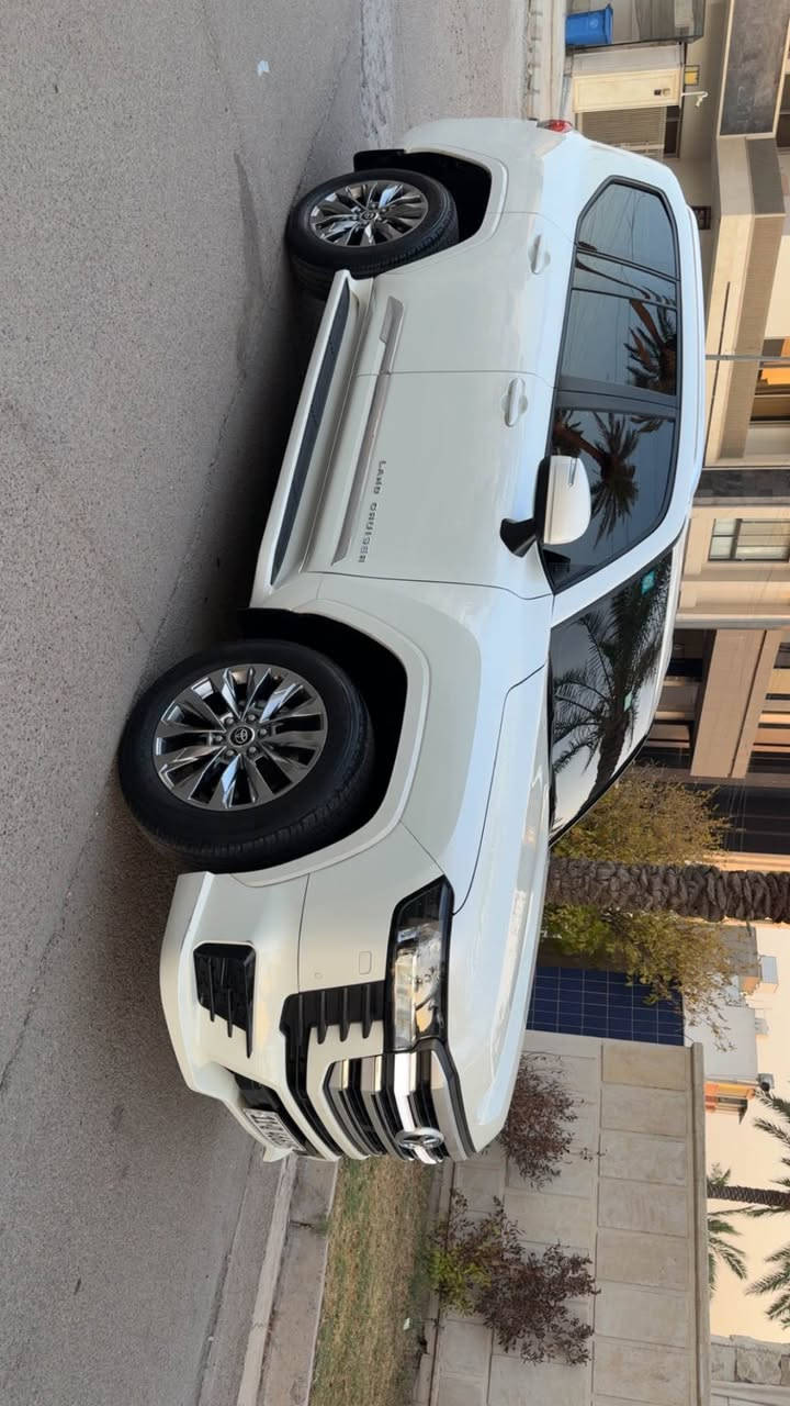 للبيع فقط لندكروز GXR شركه SAS موديل 2024 محرك 4000  ماشيه 39000 الف لمتدد مسويها كله اصلي مكفوله من الصبغ او البارد او تبديل عده رصعه جدا بسيطه مسحوبه رقم بغداد بسمي تحويل مباشر للستفسار ***********مكاني اليرموك بغداد, العراق
