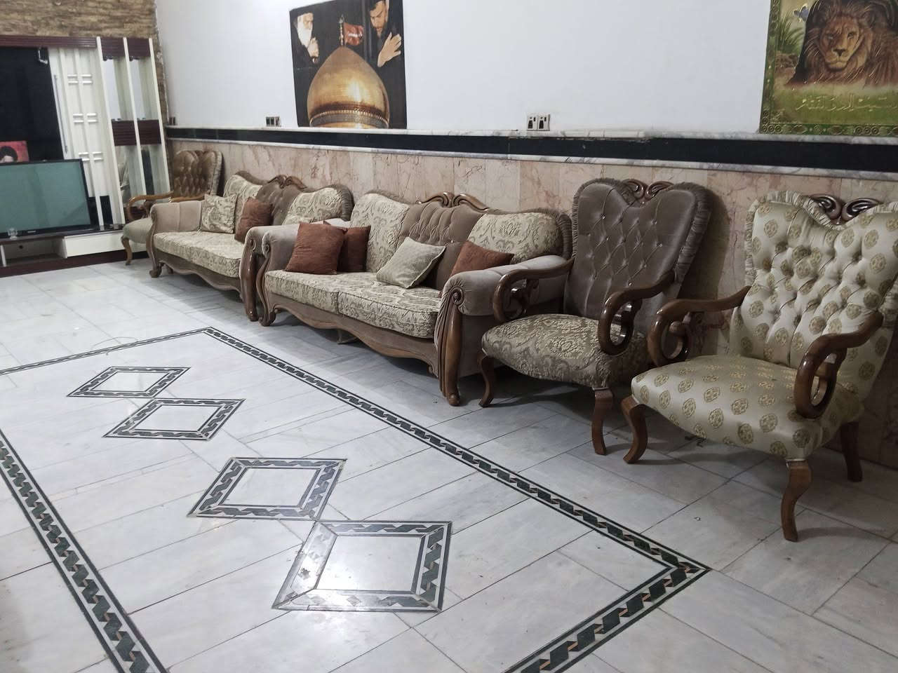 سلام عليكم اغراض بيت مستعجل على بيعتهم تخم تركي 18 مقاعد  نضيف جدا وكاونتر كامل نضيف جدا  فاترينات انتيكا قديمه كلش مكاني بغداد ***********
