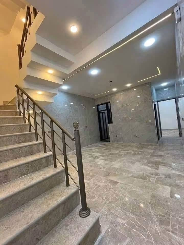 #السلام عليكم 🏠🏠
تونات 100 متر للبيع واجهة 5 نزال 20 
 يحتوي على 5 غرف 
 مطبخ حولي صالة منور كراج 
حي الجهاد ديوان المخابرات 
للاستفسار  اكثر ☎️ ***********
