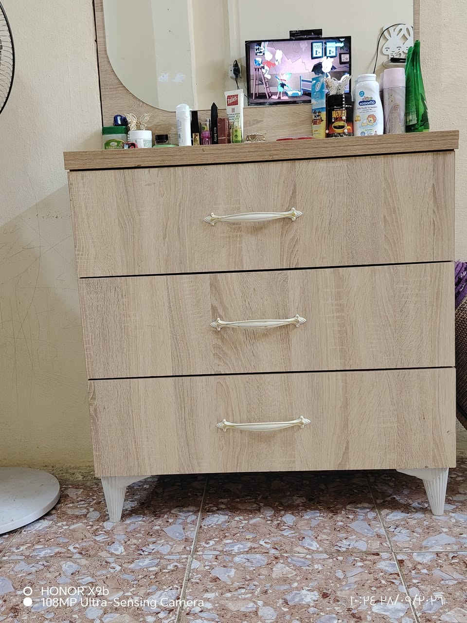 ميز تواليت للبيع بي تلث جرارات نظيف مابي شي.. سعره 60 الف للتواصل على الرقم ***********

نص مكتوب في الصور:
- HONOR X9b 108MP Ultra-Sensing Camera 10:35 PÅ/ 09/2024
- HONOR X9b
- 108MP Ultra-Sensing Camera
- ١٢٣٤ ٥٦٧٨ ٩٠١٢ ٣٤٥٦
- O HONOR X9b 108MP Ultra-Sensing Camera ١٠:٣٤ ٢٨/٠٩/٢٠٢٦