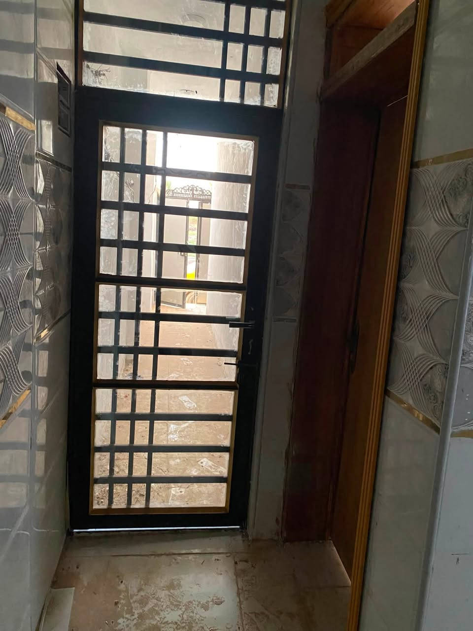 بيت للبيع مستعجل سعر ٢٦،٥٠٠ قفل
طابو زراعي سند ٢٥

مساحة ٨٠م 

غرفه 

مطبخ صغير 

استقبال صحيات داخليه و خارجية 

بناء حديث 

صب كونكريت الأساس و السقف 

العنوان مقابيل ملحق قرية الغدير عامود ٣١٧ 
*********** 
البيت مال عائلة صغير
