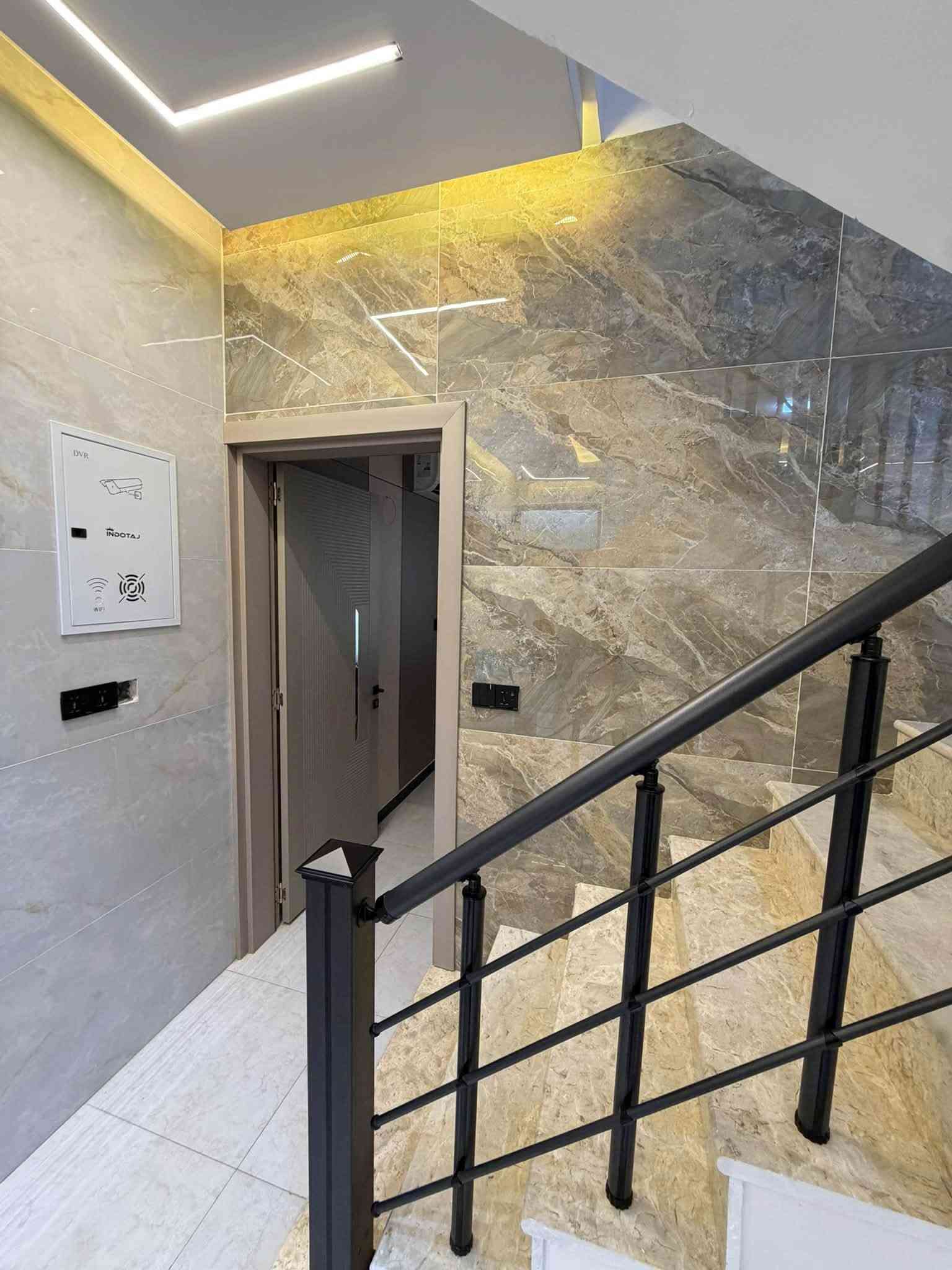 بيت 50 متر  ثلاث طوابق🏠
و هيكل 50 متر ثلاث طوابق

البيت ثلاث غرف نوم حمام خارجي 1 داخلي 2 
استقبال مطبخ 
وكما موضح بلصور والفيديو 
بناء درجة اولى وموثث كامل سقف عالي جميع شبابيك المنيوم 
كتائب حماية لسطح وسقيفة 
تانكي كبير وبوستر نازل تاسيسات امل الشريف بورسلين الواح 

والهيكل نفس تفاصيل البيت 

الموقع📍 :حي دجلة شارع الابداع 
***********  رقم الهاتف واتساب ايضاً
