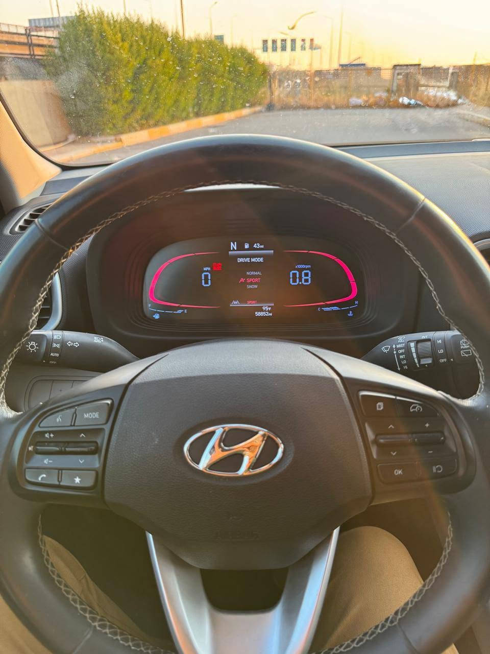 🚗 للبيع: هيونداي فينو (Hyundai Venue) موديل 2023 - فول مواصفات 🚗
​سيارة قمة بالنظافة، اقتصادية جداً، ومجهزة بجميع مواصفات الراحة والأمان، جاهزة للاستخدام والتحويل المباشر.
​أبرز المواصفات:
​الموديل واللون: 2023 - أحمر مميز.
​المحرك والقير: 4 سلندر سعة 1.6L اقتصادي جداً مع قير أوتوماتيك ناعم.
​الشاشة والتقنيات: شاشة وسطية تدعم آبل كاربلاي وأندرويد أوتو + عدادات ديجيتال بالكامل.
​المقصورة: مقاعد جلد وقماش مميزة بحالة الممتاز.
​أنظمة الأمان: تنبيه النقطة العمياء، نظام كشف المسار، مانع تصادم، وكاميرا خلفية مع خطوط توجيهية.
​الإضافات: تشغيل بصمة، دخول ذكي، ويل أوفر 17 إنش، سكك سقف، ومثبت سرعة.
​الحالة والضرر:
​صبغ بنيد فقط (حادث سطحي بسيط).
​كفالة شاصي، لغود، وأيرباجات سليمة.
​بشرط الفحص (مكينة، قير، كهرائيات).
​السعر والتواصل:
​السعر المطلوب: 130 ورقة ($13٫000) - وفيها مجال بسيط للجادين بعد المعاينة.
كفالة رقم 15 ورقة.
​المكان: [اربيل]
​للتواصل: [***********] / يتوفر واتساب. أربيل, العراق
