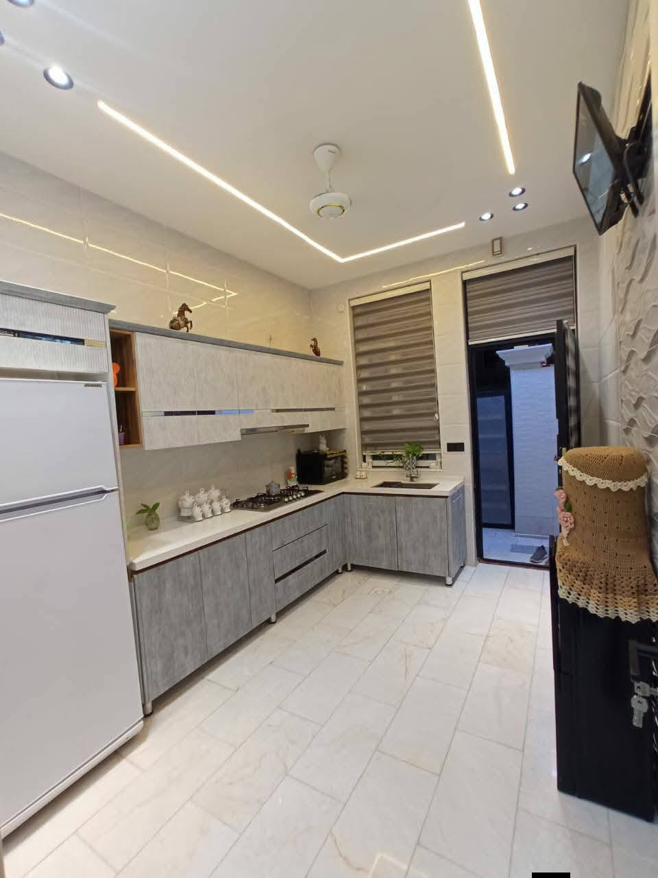 بيت راقي في كربلاء - حي العباس 🏡
**المواصفات:**
- المساحة: 100م
- طابقين | بناء درجة أولى | شغل مرمر
- 4 غرف نوم + استقبال + صالة + مطبخ + صحيات
- ينباع مع الأثاث كامل
- شارع 9 متر تبليط
- طابو زراعي | سند 25 تحويل مباشر من صاحب السند 
- كافة الخدمات متوفرة

**الموقع المميز:**
يبعد 2 كم عن مرقد الامام الحسين عليه السلام
ويبعد 200 متر عن طريق الزوار

**السعر: 220 مليون دينار**

للجادين فقط راسلني خاص 📩
او اتصال: [ *********** ] واتساب
