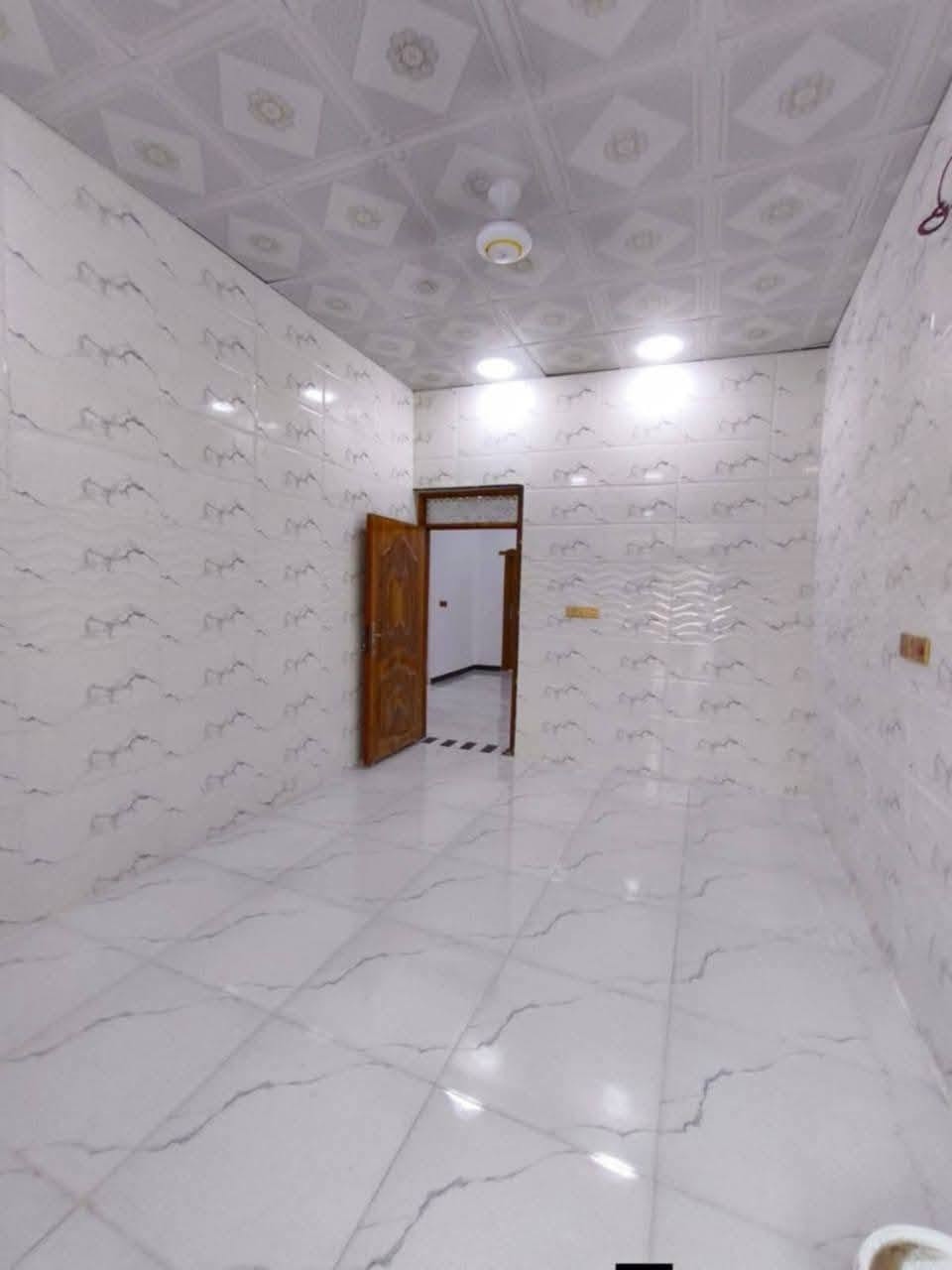 السلام عليكم واسعد الله اوقاتكم

يتوفر لدينا دار سكن للبيع  
#طابو زراعي عراقي 
وكاله و نسخ من طابو و مكاتب 

مساحة  140 م
 
يحتوي البيت على 
غرف نوم عدد 2
ديوان 
مطبخ 
صاله 
صحيات داخلي وخارجي
 درجه اولى وجاهز من كلشي  منطقه هدوئ ومتوفر بيها جميع  
 الخدمات ماء كهرباء مدارس قريبه 
البيت يقع على شارع 10 م  اناره الشارع كله

#العنوان :البصره حمدان
((السعر 70 وبي مجال ))
اللاستفسار الاتصال على الهاتف ☎️ 📞 
☎️((*********** البصرة, العراق
