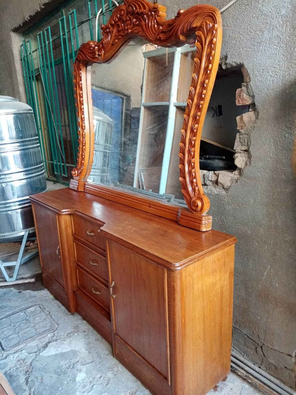 كنتور 4بوب طابقين انتيكا  شغل... السبعينات بحالة ممتازه. مقطع رفوف ومجرات مرايه داخليه.🌹
كنتور 4باب طابق واحد انتيكا.. شغل السبعينات بحاله ممتازه  مرايه داخليه  مجرات  رفوف🌹

كنتور بوب ملحق .

ميز مرايه حطاطه دنك  شغل درجه اولى.

سرير نفر مع كومدي

. للاستفسار خاص او اتصال عالرقم ***********.. بي واتس.. حي المعلمين. 
كنتور 4بوب طابقين انتيكا  شغل... السبعينات بحالة ممتازه. مقطع رفوف ومجرات مرايه داخليه.🌹

نص مكتوب في الصور:
- +964 771 342 5...
- أمس، ١٠:١٦ م
- رد